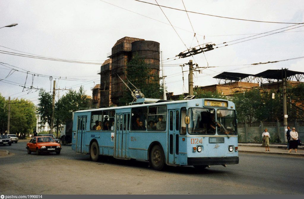 24 троллейбус остановки. Троллейбусное депо Пермь. Пермский троллейбус 90е. Пермский троллейбус в 2000 году. Троллейбус ЗИУ Пермь.
