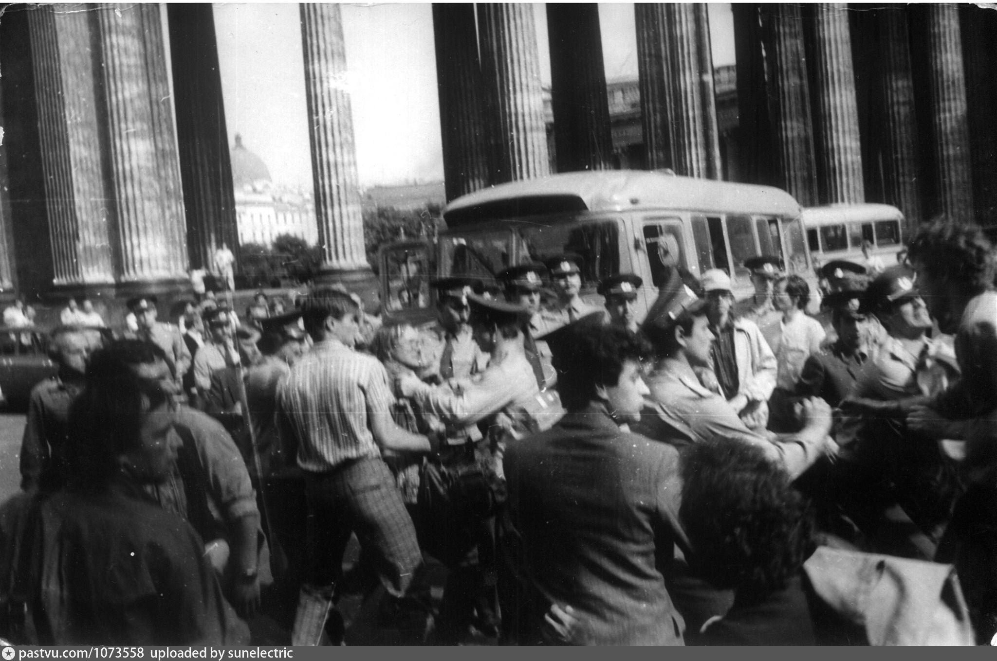 В 1988 началась. Цой у Казанского собора. Разгон людей у Казанского собора. Группа кино у Казанского собора.