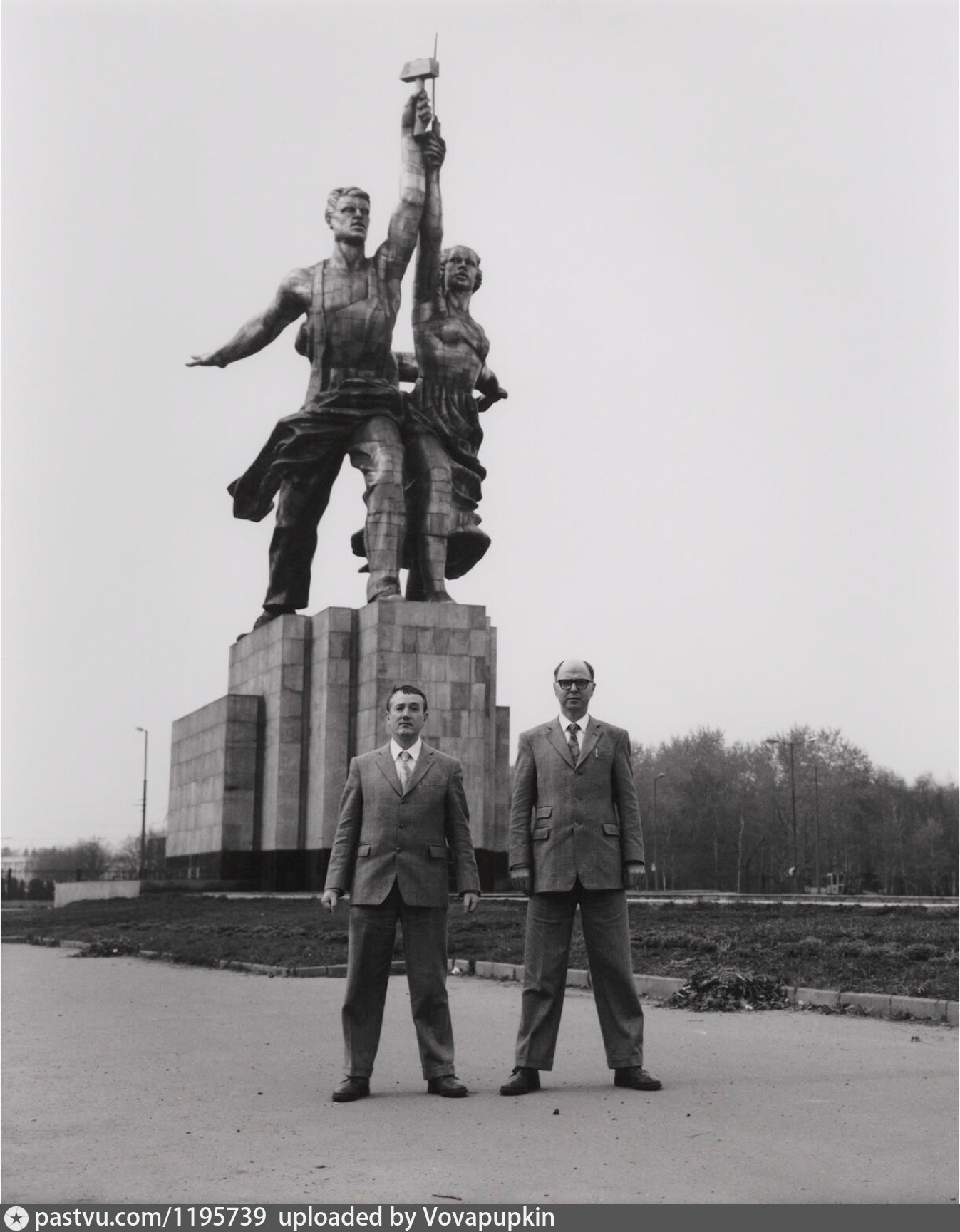 Памятник рабочему. Рабочий и колхозница фото 30-х годов. Люди в образе рабочего и колхозницы. Памятник рабочему и колхознице архивные фото 1970.