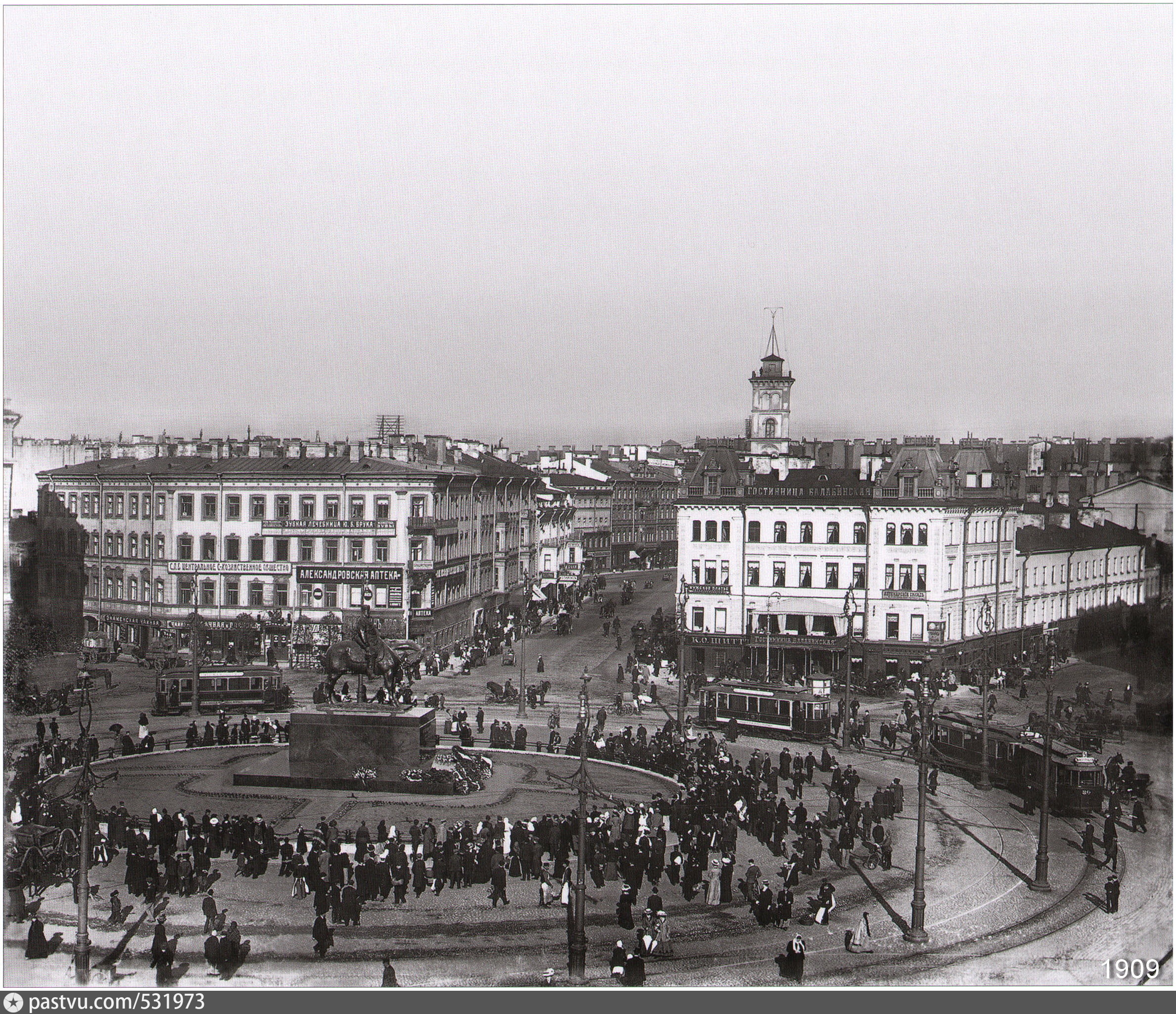 Старые фото спб. Знаменская площадь 1917. Знаменская площадь в Санкт-Петербурге. Знаменская площадь Санкт-Петербург 1896. Санкт Петербург начало 20 века Знаменская площадь.