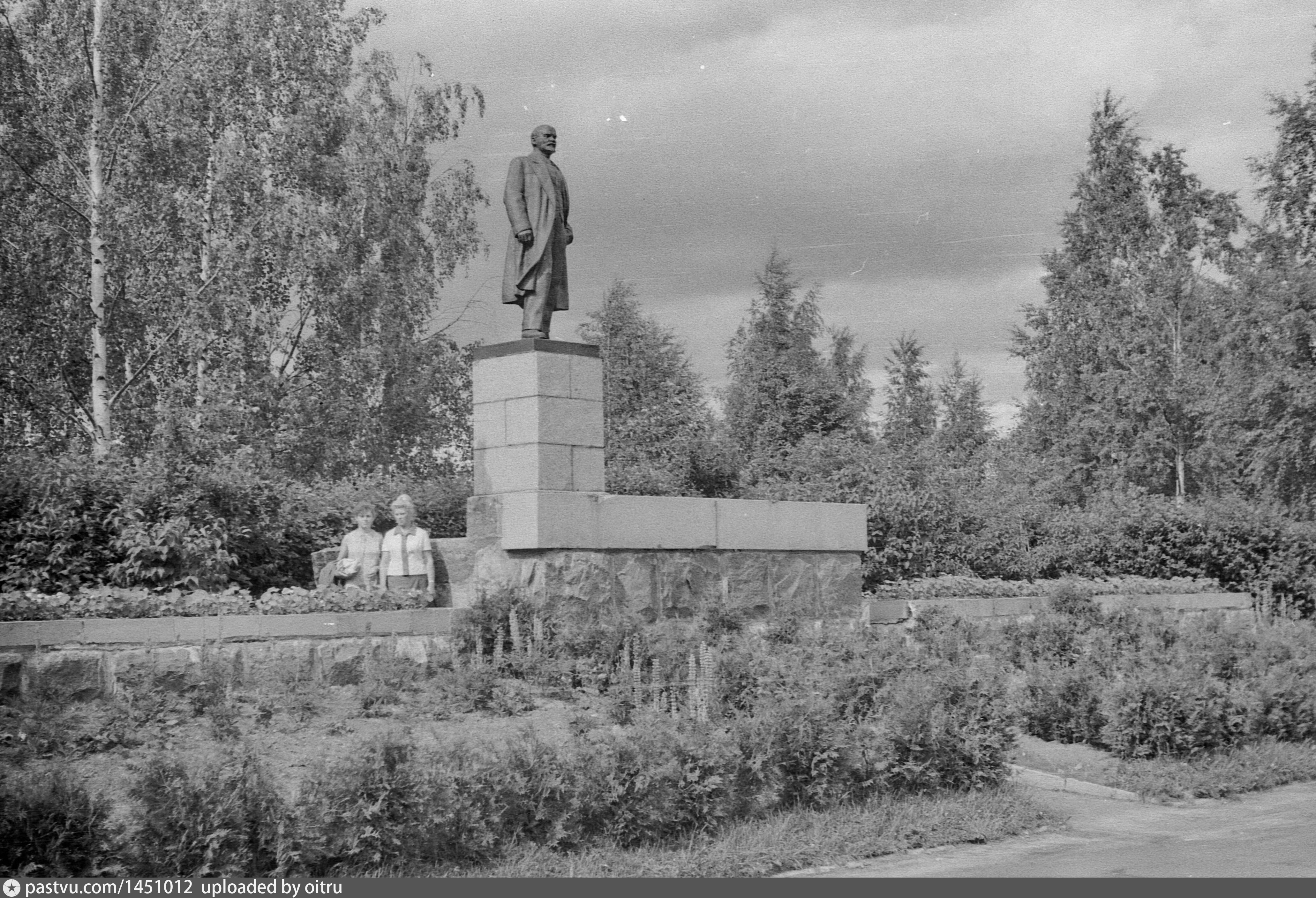 Дмитровский Погост памятник Ленину и