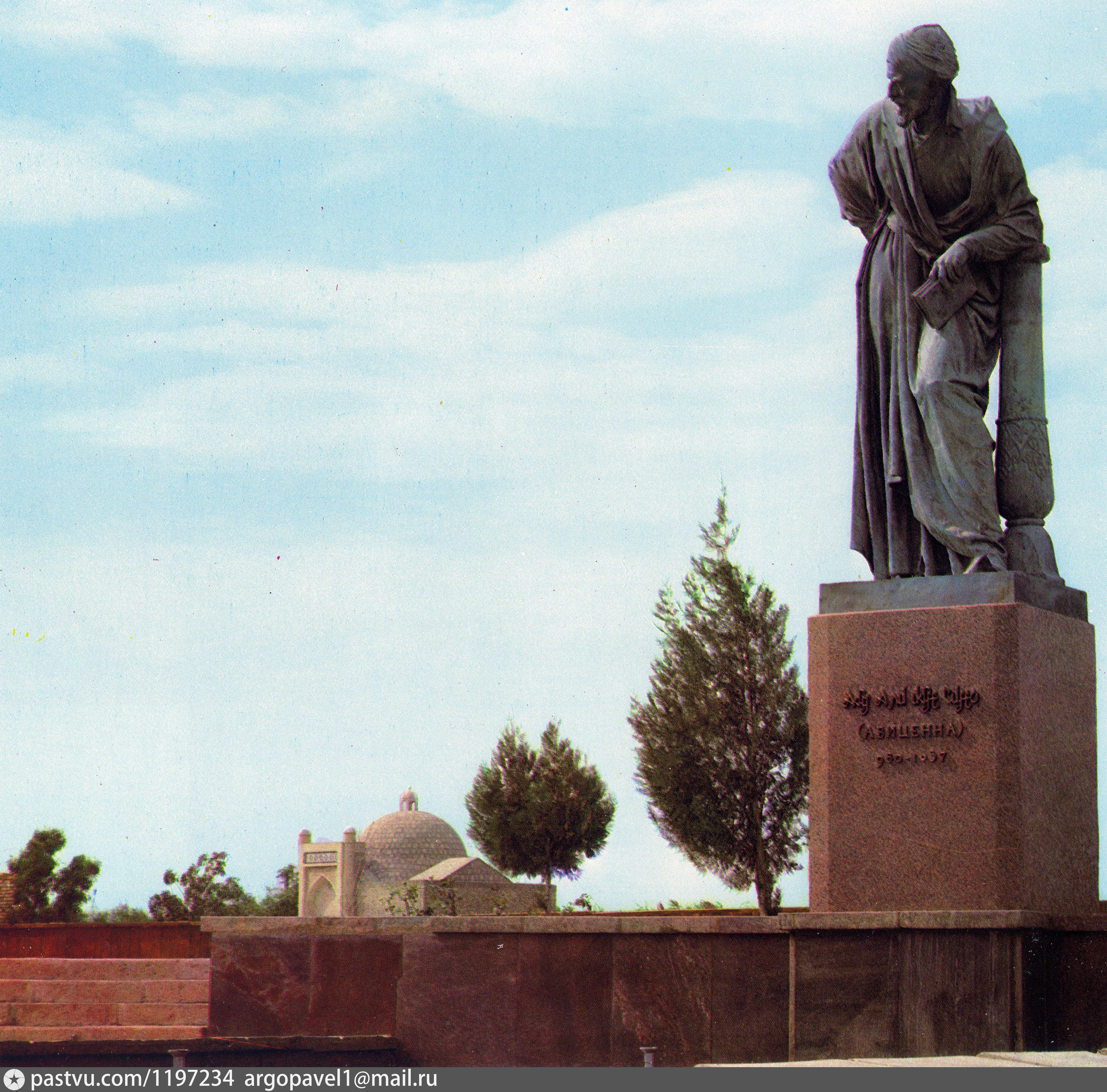 Душанбе абуали сино. Душанбе памятник Абуали ибн Сино. Памятник АВИЦЕННЕ В Ташкенте.