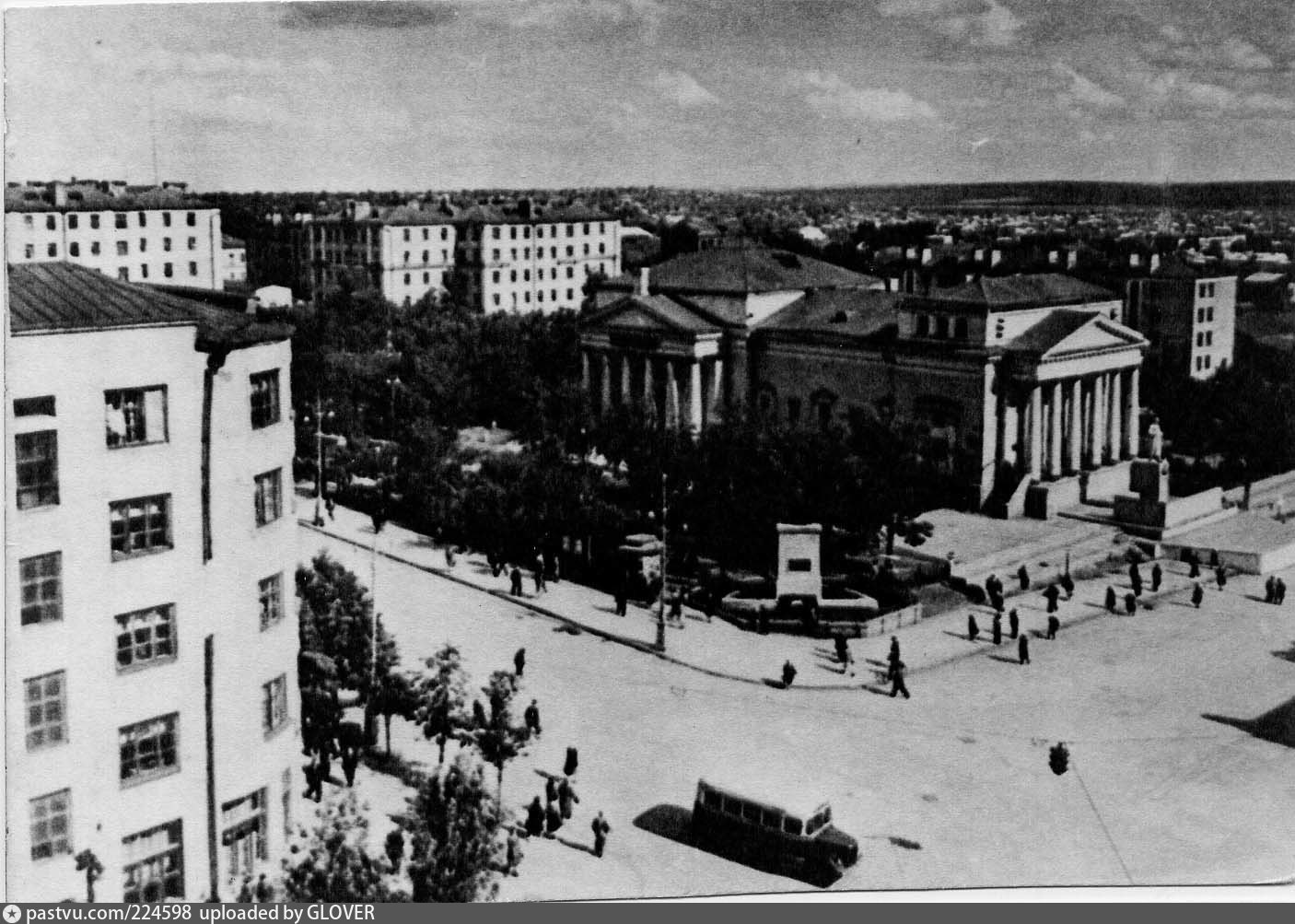 Старый ижевск фото. Кинотеатр колосс Ижевск. Центральная площадь Ижевск 1960. Ижевск 1950. Ижевск 1950-е годы.