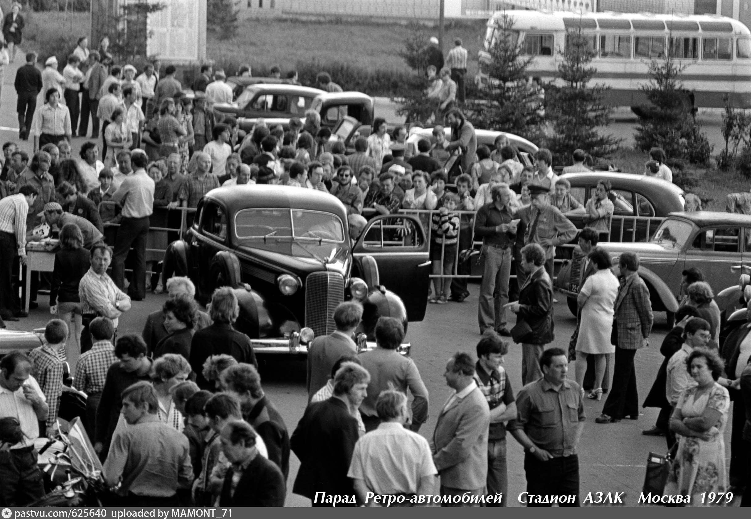Ретро парад москва. СПТУ 148 Москва АЗЛК. Парад ретро автомобилей АЗЛК. В Москве состоялся парад ретро автомобилей. Москва 1979.