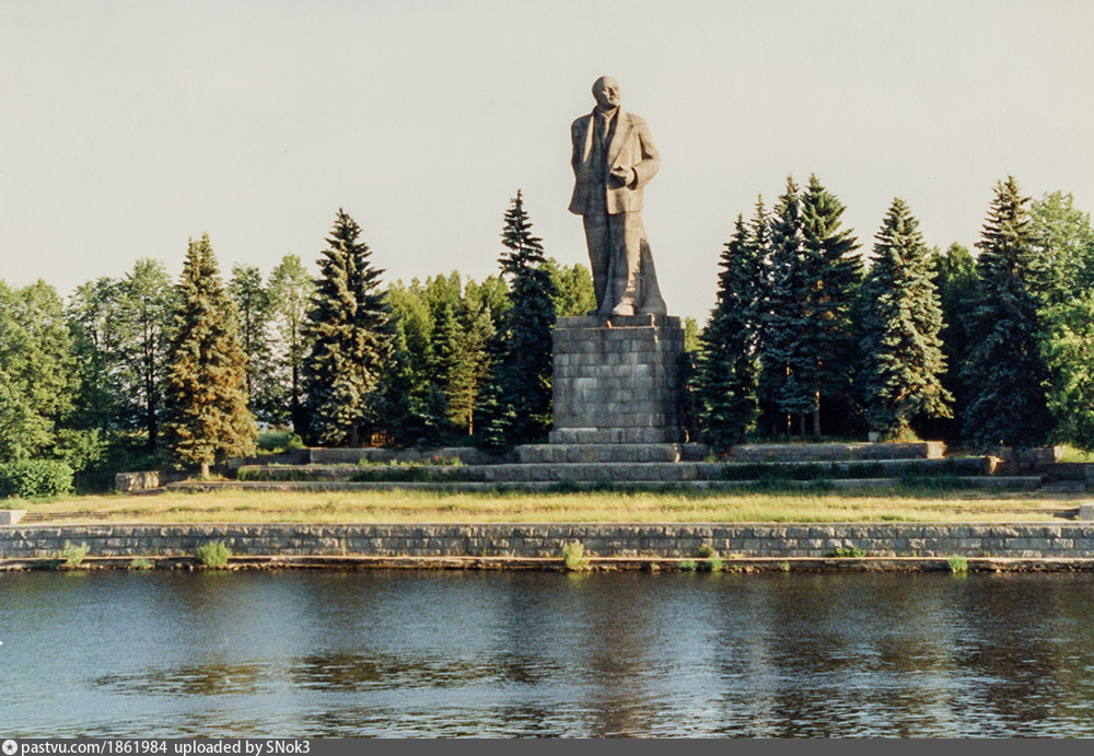 Дубна памятник ленину. Дубна статуя Ленина. Дубна Московская область памятник Ленину. Дубна памятник Ленину высота.