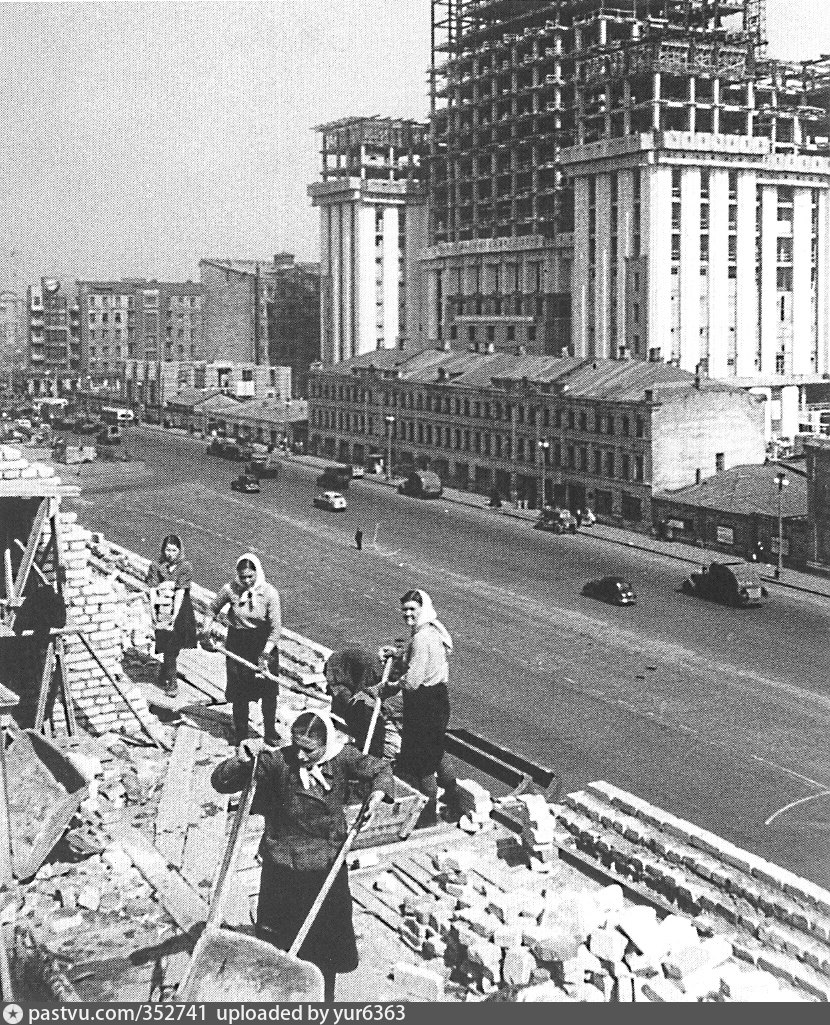 Начало постройки москвы. Москва 1950 МГУ. Смоленская площадь 1950. Мэрия Москвы 1950. Строится Москва 1950.