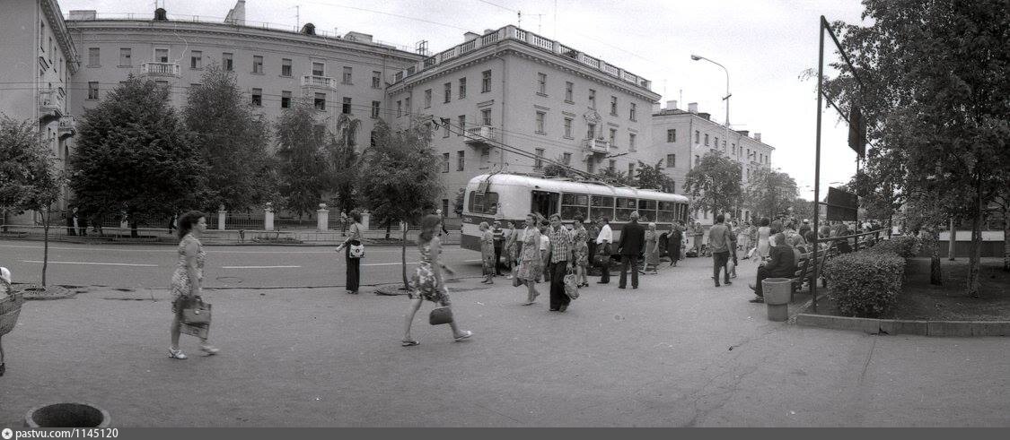 Пенза 80. Советская площадь Пенза 2000. Советская площадь Пенза СССР. Пенза в Советский период. А Назаров хроники провинциальной жизни.