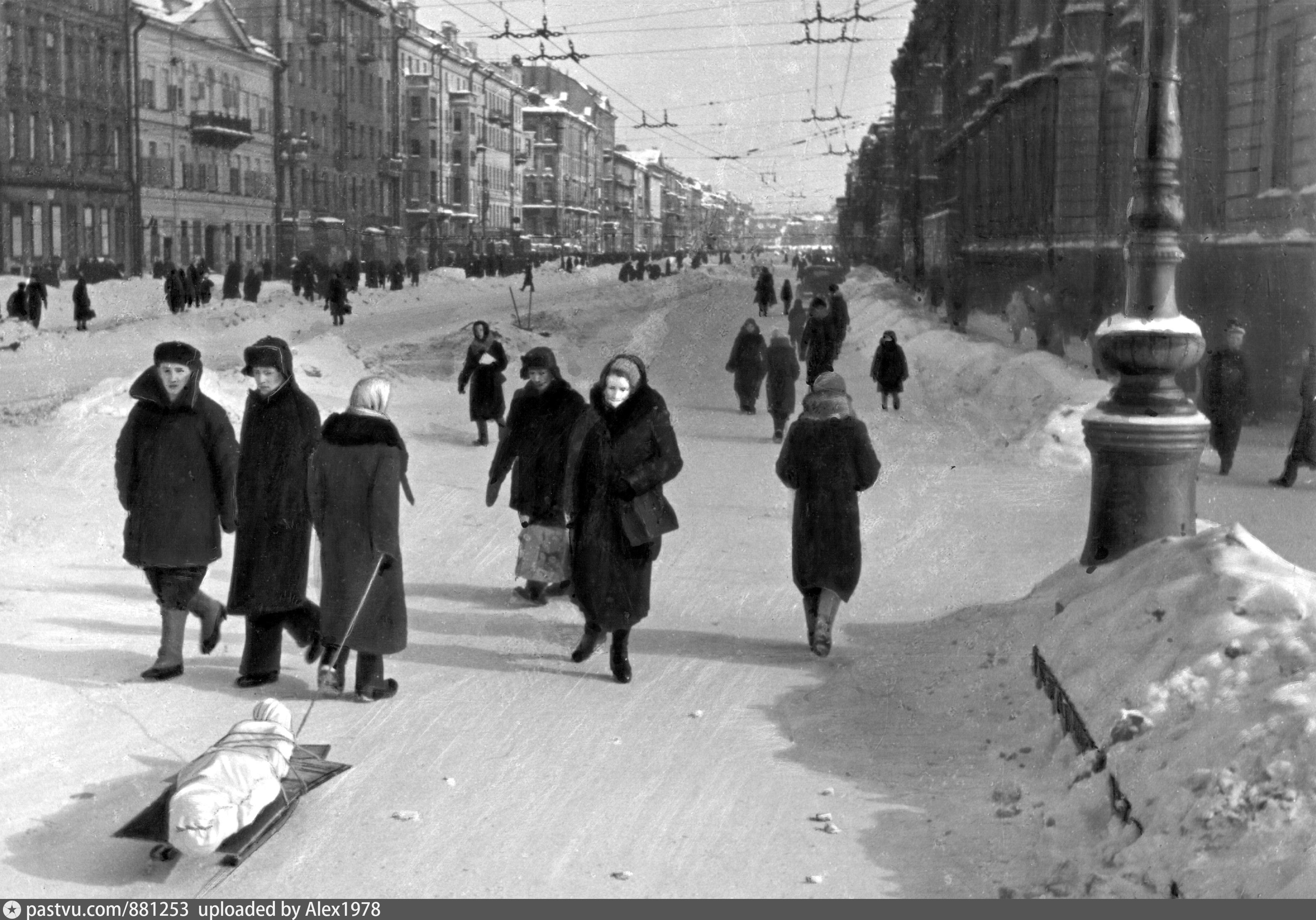 Блокадники ленинграда. Блокадный Ленинград Ленинграде. Блокадный Ленинград зима 1941. Ленинград город блокада. Невский проспект 1942.