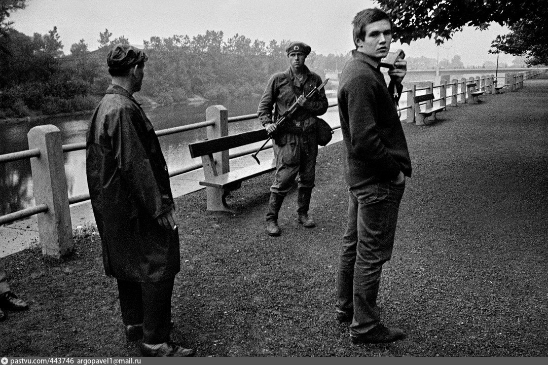 Фото 1968 года. Советские солдаты в Праге 1968. Советские десантники в Чехословакии 1968. Советские солдаты в Праге 1968 фото. Немцы в Чехословакии 1968.