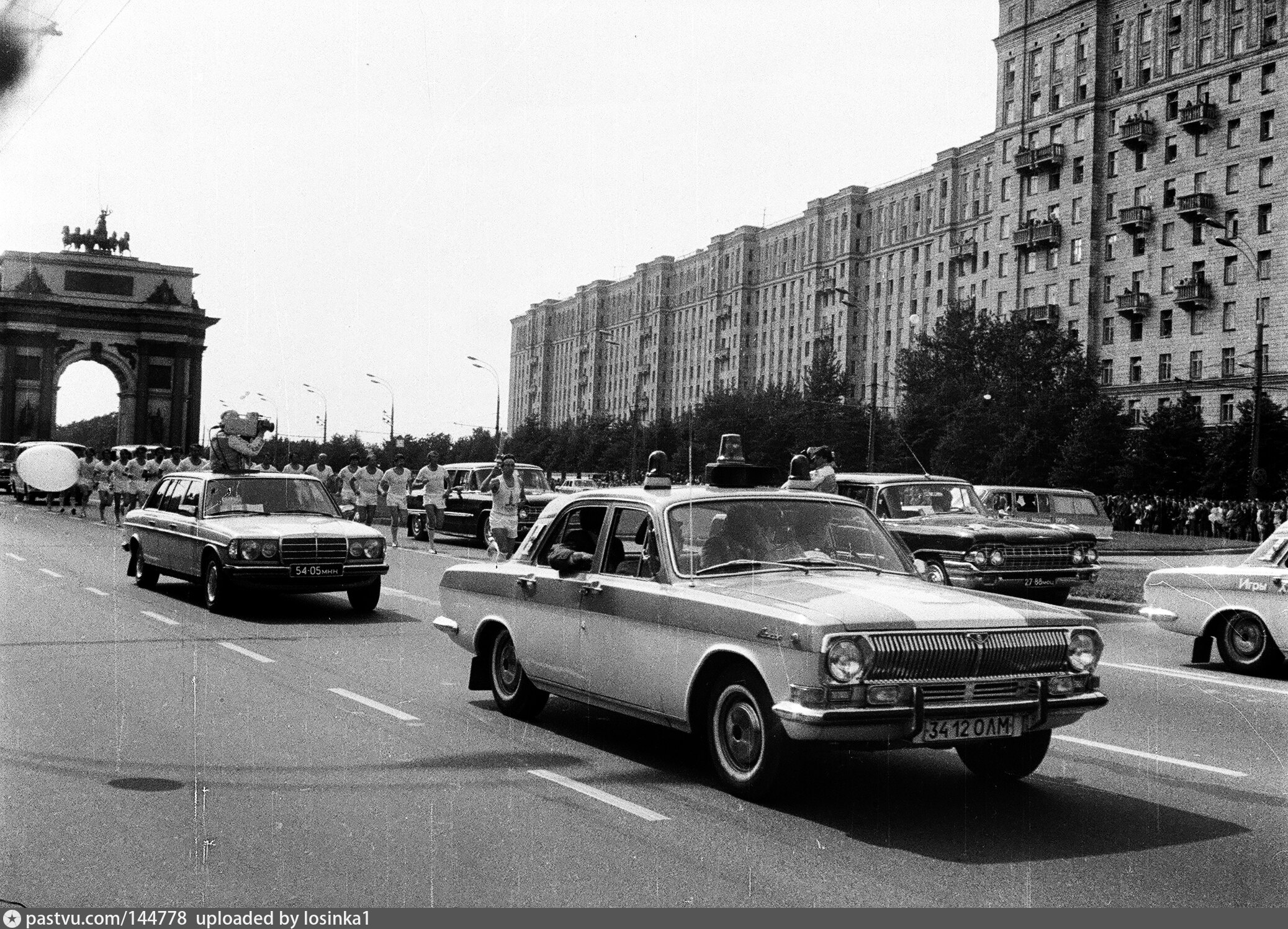 11 апреля 1980 года. ГАЗ-24 Волга Олимпийская. Кутузовский проспект СССР.