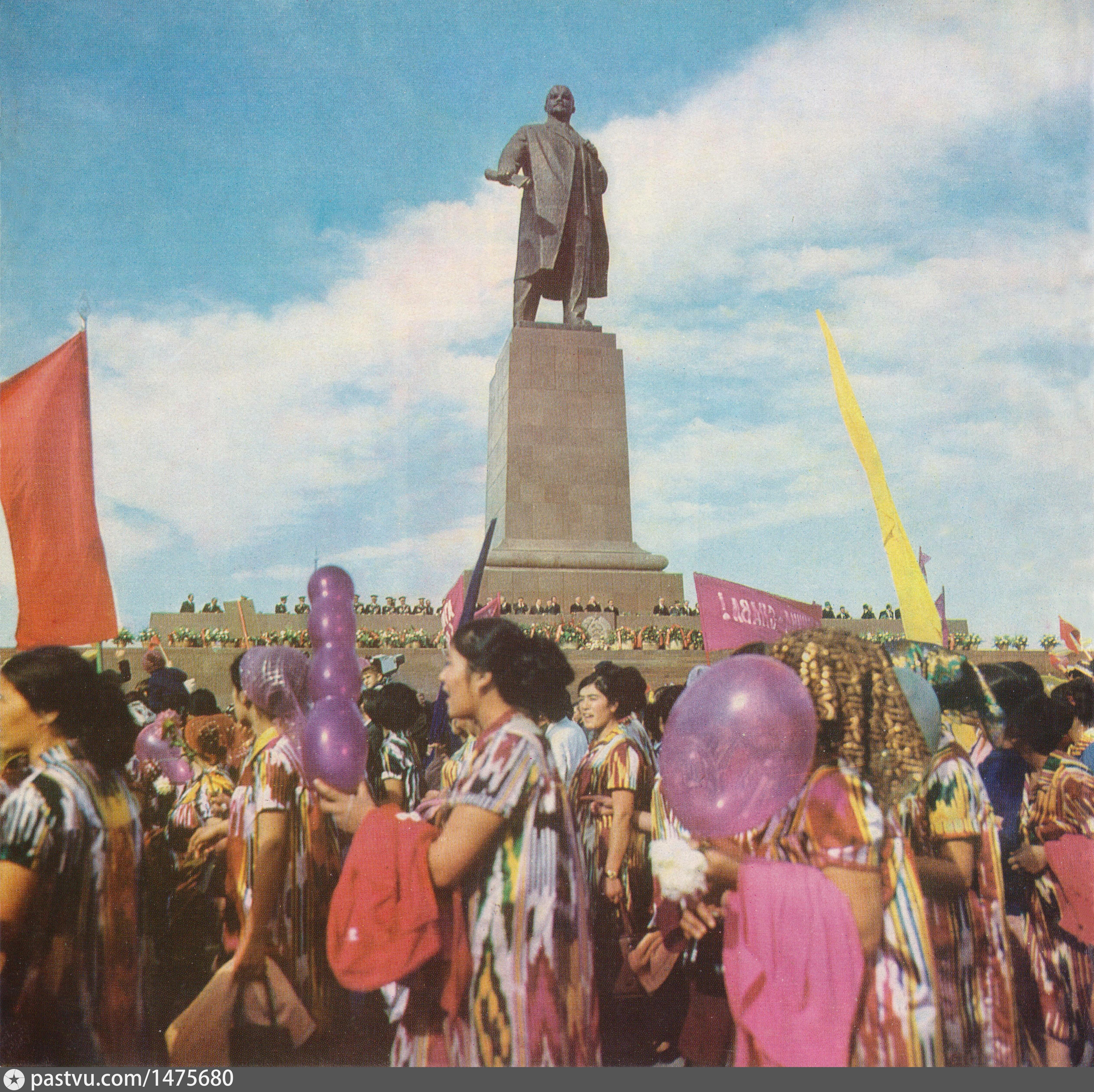 Демонстрация 1 мая в ссср. 1 Мая Ташкент 1980. Ташкент площадь Ленина 1 мая. Площадь Ленина аллея парадов в Ташкенте в 70-80. Первомайская демонстрация в Ташкенте.