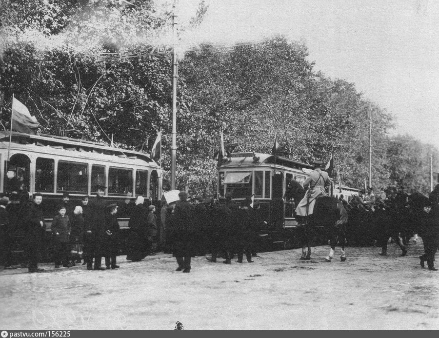 Движение первого трамвая. Первый трамвай в Санкт-Петербурге 1907. 1907 Первая Трамвайная линия Петербург. 29 Сентября 1907 открытие трамвайного движения в Петербурге. Трамваи 1907 год Петербург.