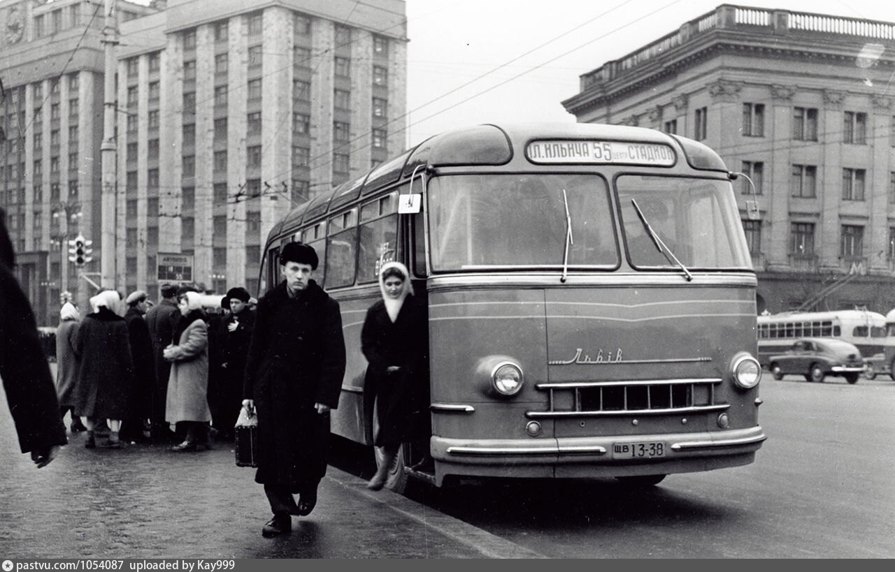 Советские без остановки. ЛАЗ 695 1956. Автобус СССР ЛАЗ. Львовский Автобусный парк СССР. Автобусный парк лазов в СССР.