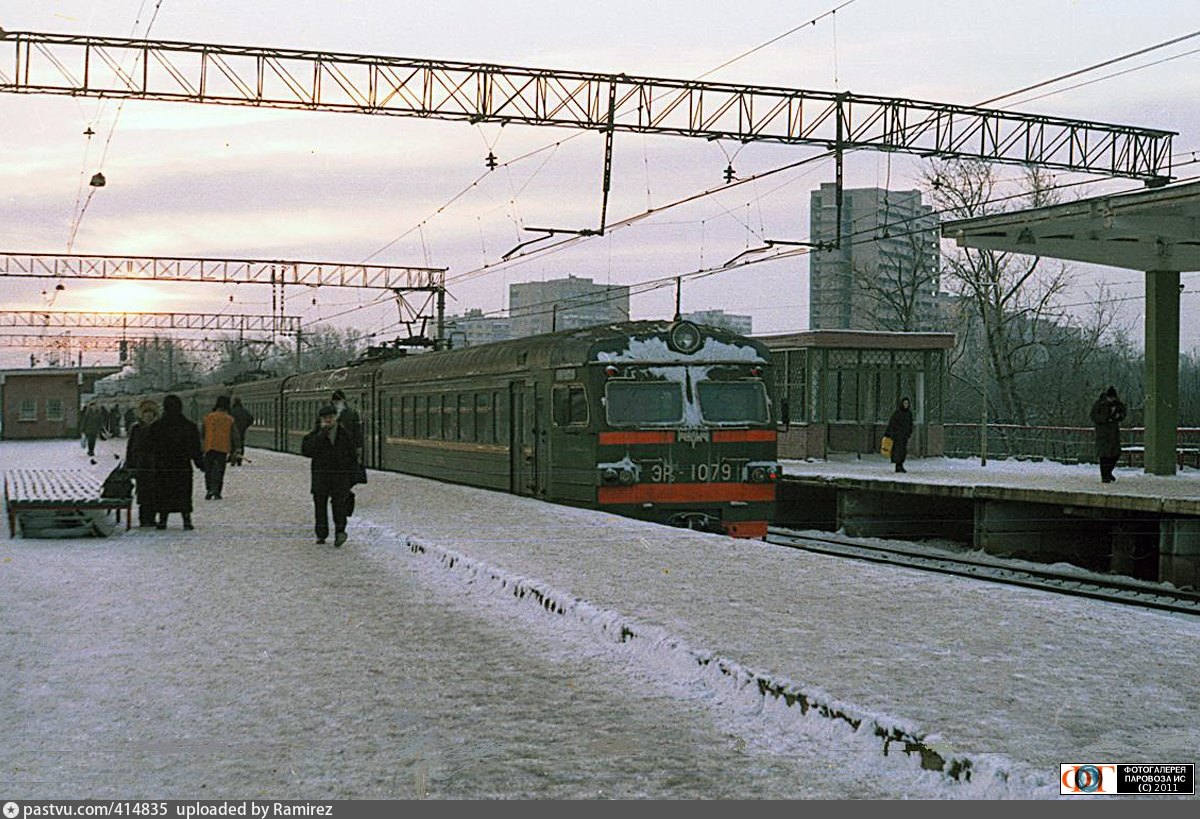 346 выхино коренево. Станция Перово 2000. Станция Новогиреево. Новогиреево 2000 год. Район Перово Железнодорожная станция.