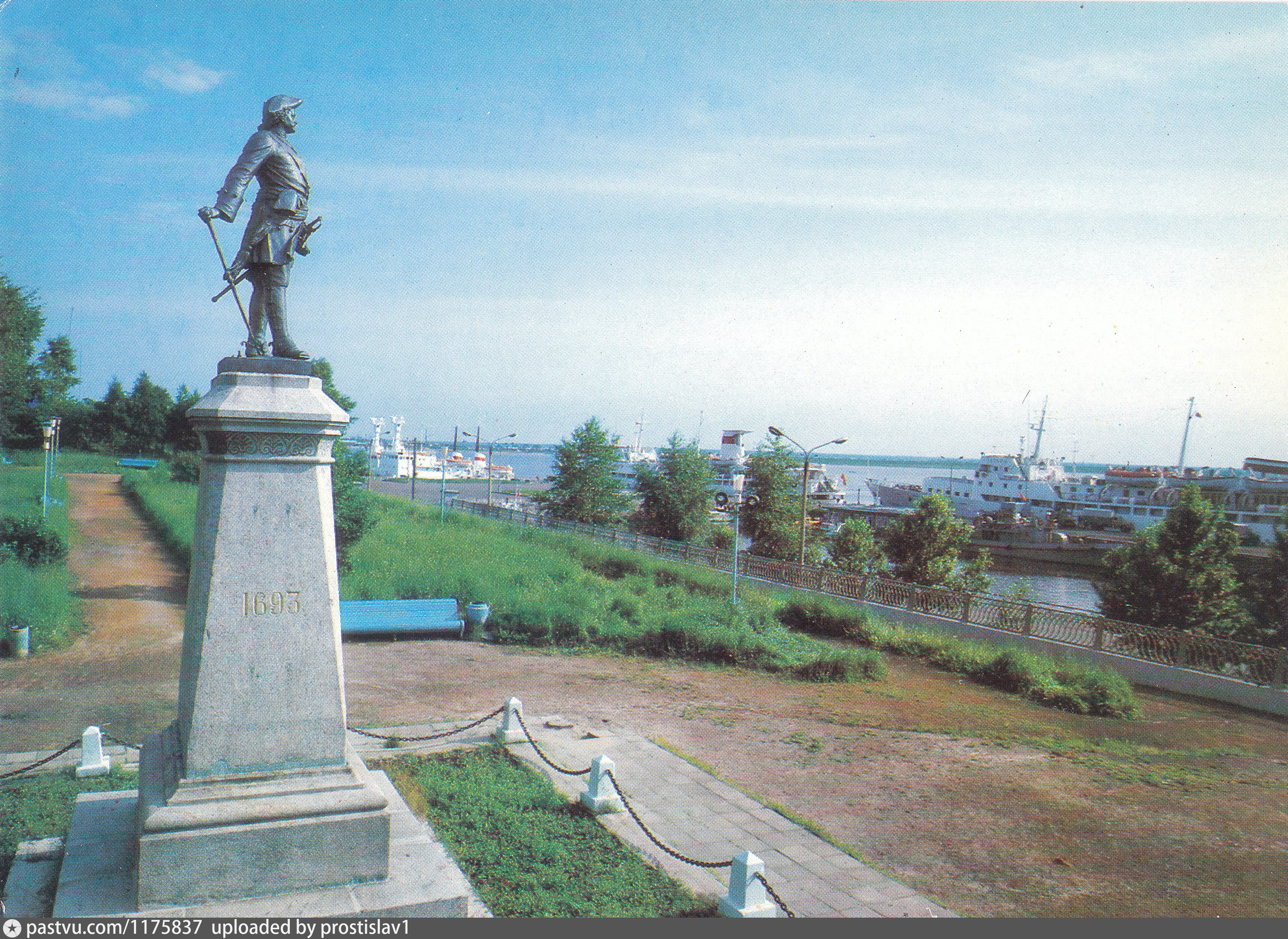 Скульптура Петра 1 в Архангельске