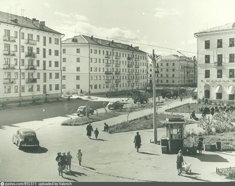 Время в кургане. Курган улица Красина сквер. Сквер коли Мяготина Курган. История улицы коли Мяготина в Кургане. Курган 1950 год.