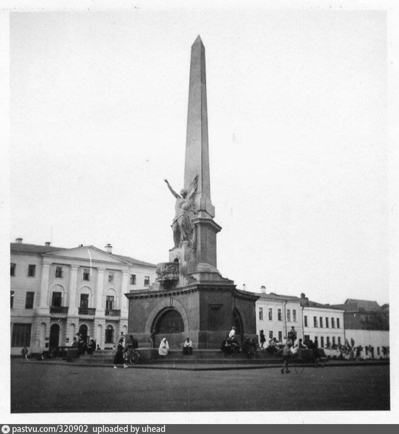 Памятник конституции. Обелиск Советской Конституции в Москве. Андреев Обелиск Советской Конституции. Монумент Советской Конституции на Советской площади. Обелиск свободы в Москве.