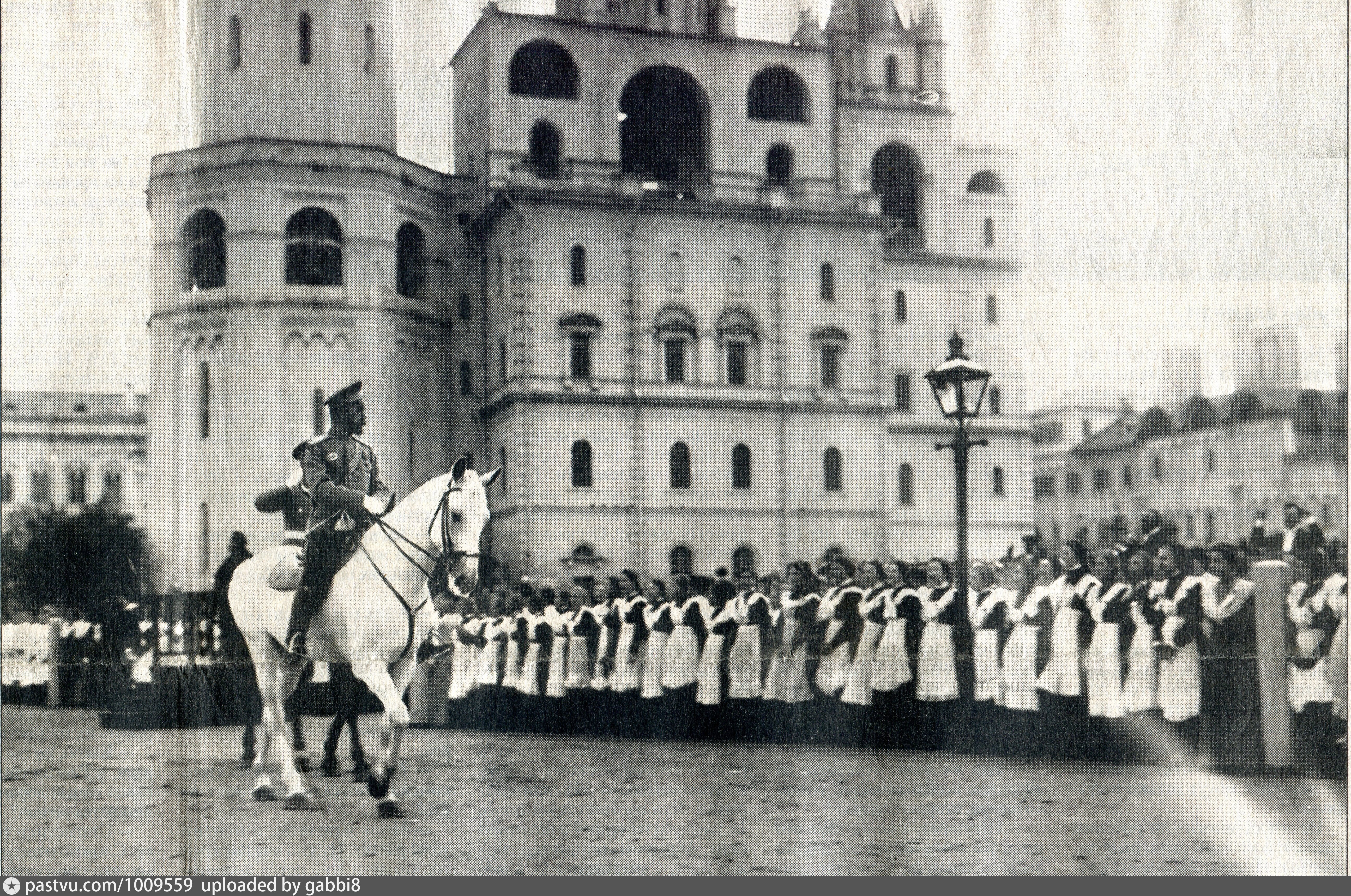 Московском ii. Николай 2 в Кремле. Николай II 1912 Москва. Николай 2 на параде. Император Николай в Ростове Великом 1913.