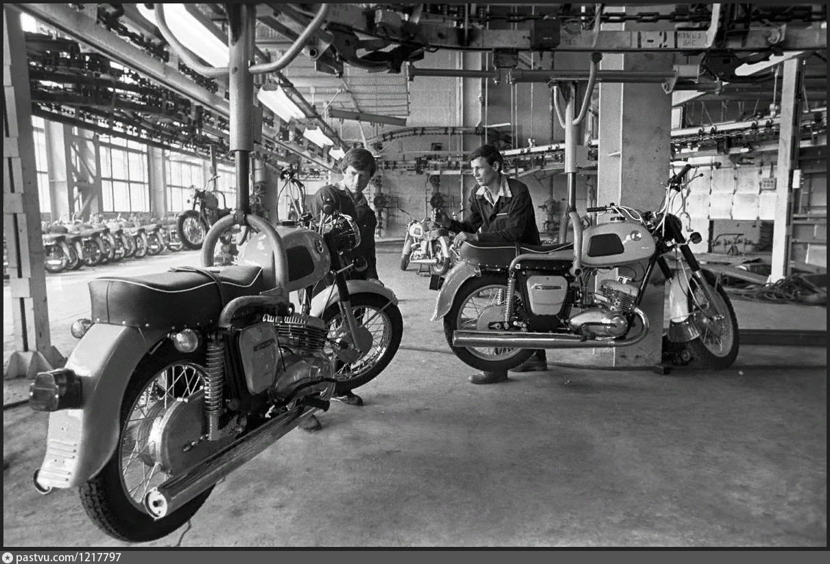 Мотоцикл иж 1 1929. Л-300 красный октябрь. Завод в ижевске мотоциклов. Музей мотоциклов ижмаш. Мотоцикл иж 1970.