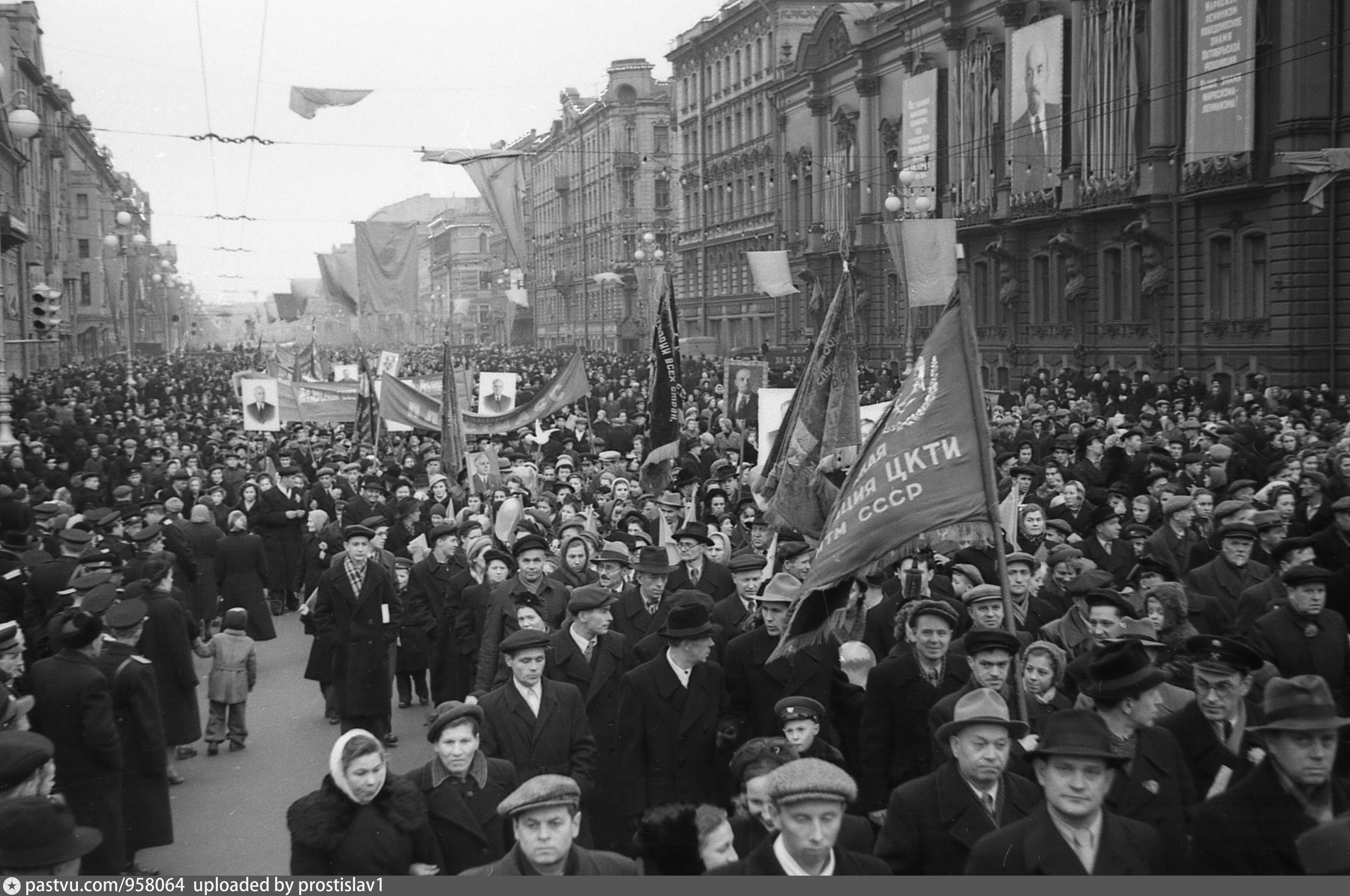 7 ноября петербург. Демонстрации 7 ноября в Ленинграде на Невском проспекте. Первомайская демонстрация Невский проспект. 7 Ноября. Демонстрация 7 ноября в Ленинграде на Невском проспекте 1981 года.