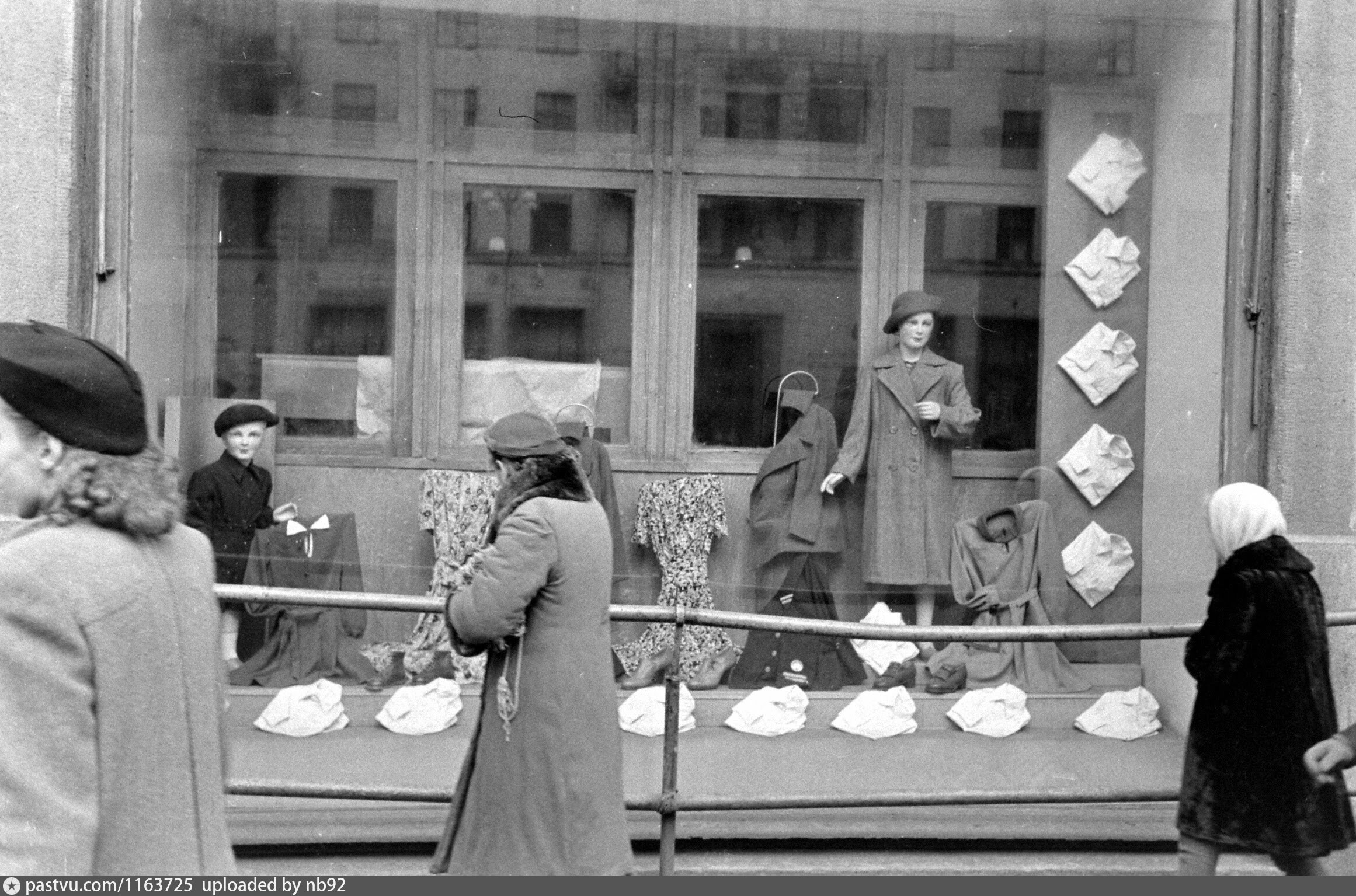 После военное время. Послевоенная Москва 1945-1953. Thomas MCAVOY Москва 1947. Послевоенная повседневность СССР. Послевоенные магазины СССР.