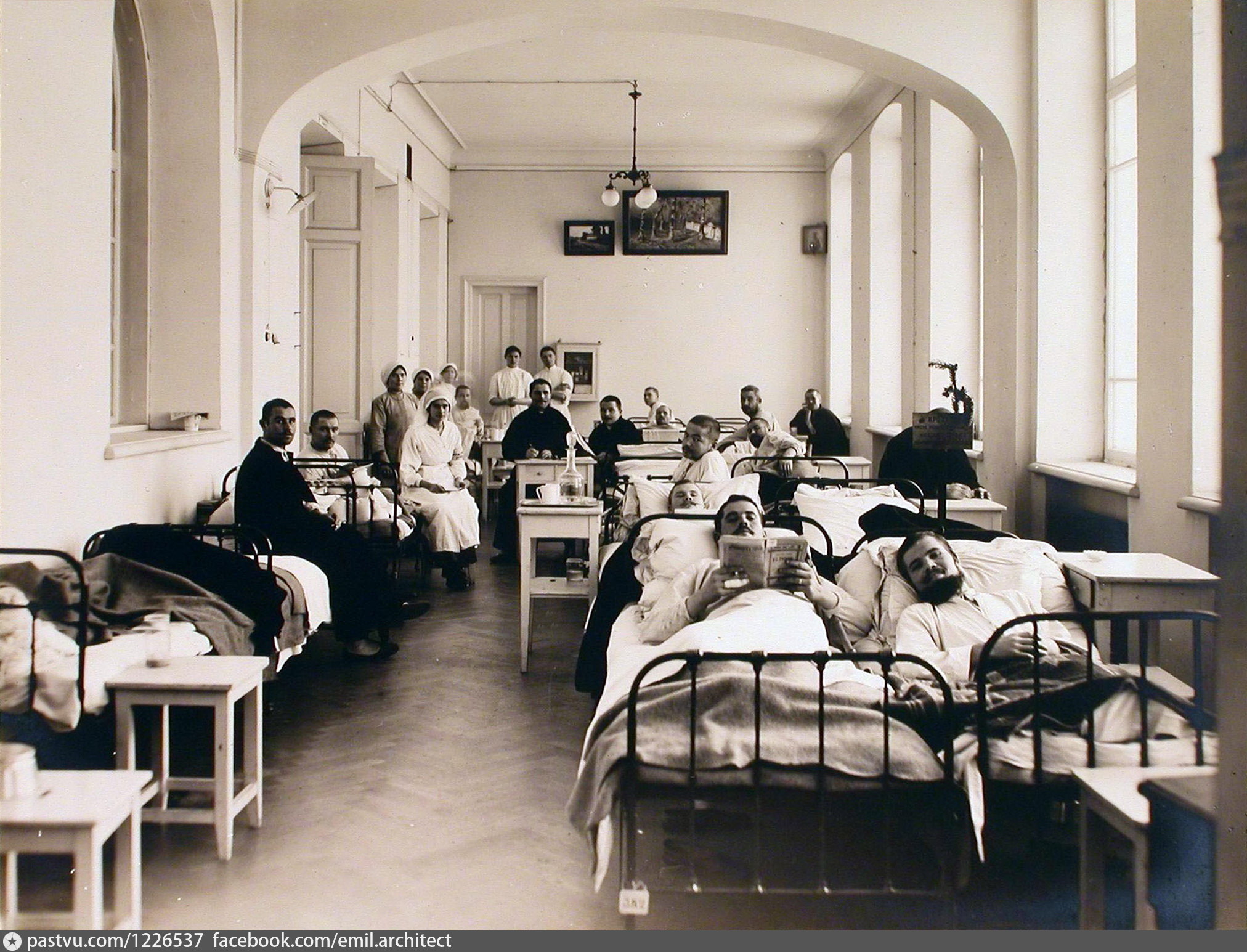 Военное лечебное учреждение. Киевский военный госпиталь 1914. Госпиталь в Аничковом Дворце 1941. Омск 19 век военный госпиталь.