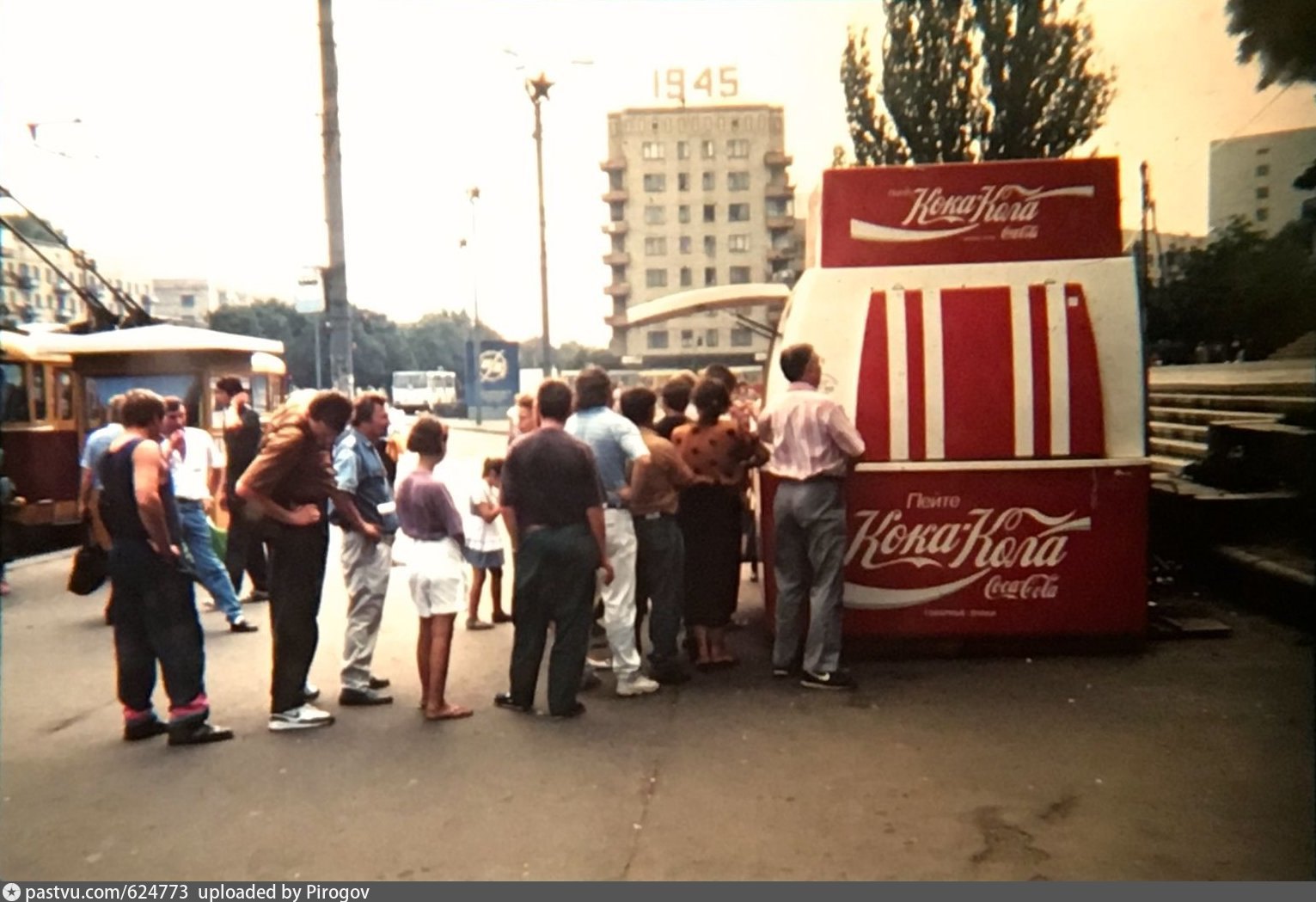 Рекламы 1989 года. Кока кола в СССР. Кока кола на Олимпийских играх 1980. Кока кола в СССР 1980. Кока кола 1979 год СССР.