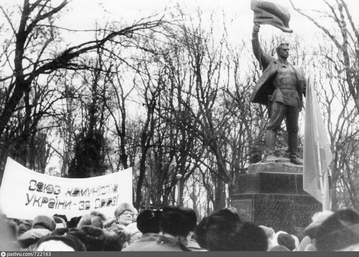 Восстание в киеве. Январское восстание в Киеве памятник. Памятник участникам январского Восстания. Путинг возле памитинга. Восстание в Киеве 1918.