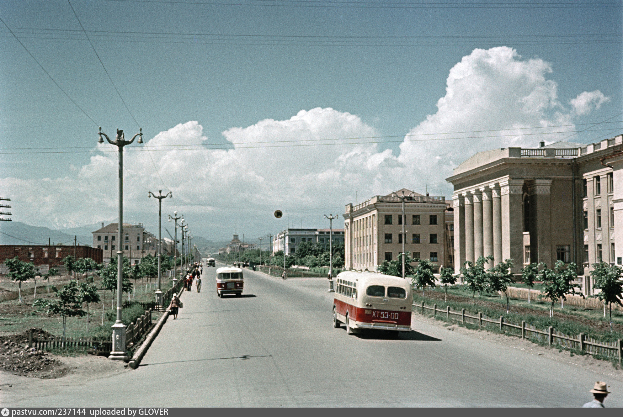 Город советский. Нальчик в 1950. Архитектура СССР фотографии семена Фридлянда. Улица Ленина Нальчик. Нальчик 1980.