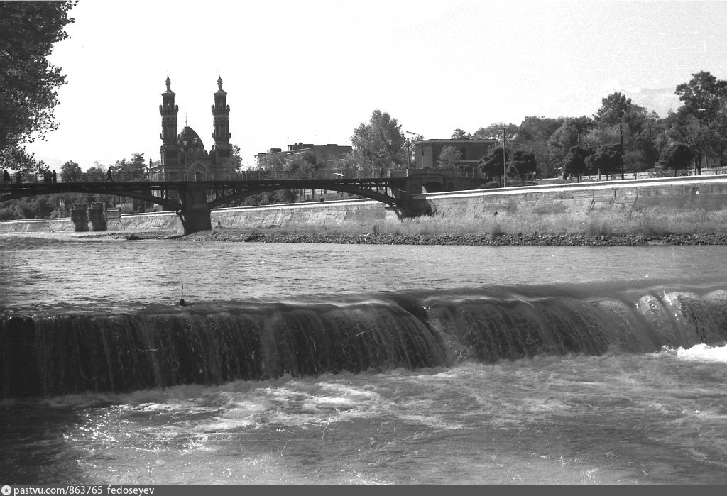 река терек 1943. терек в половодье во владикавказе. кизляр терек мост. река терек в городе владикавказ. старый терек.