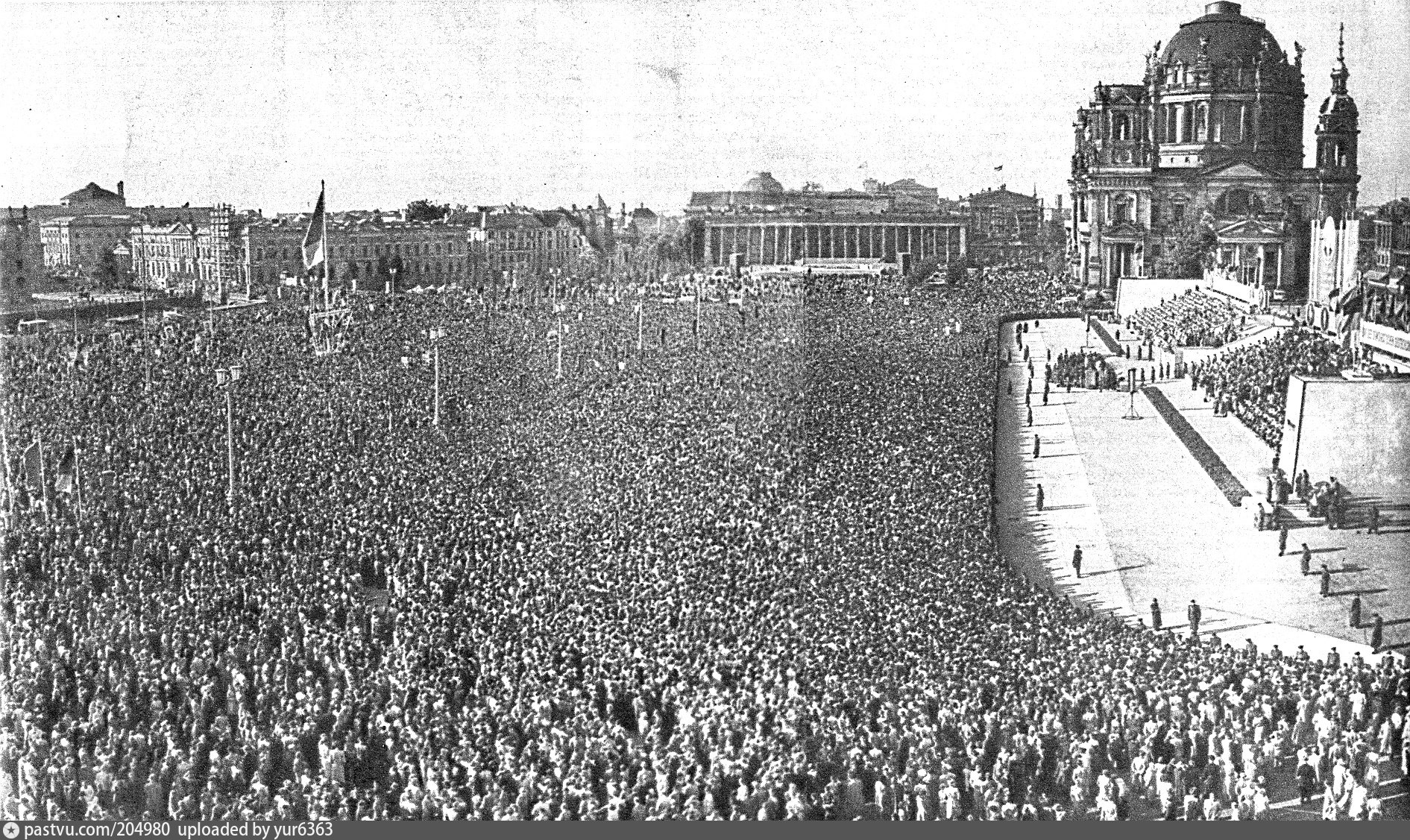 Гдр рутуб. Основание ГДР. Празднование основания германской Демократической Республики. Празднование первого мая в Берлине ГДР. 9 Ноября 1977 года массовый митинг в ГДР.