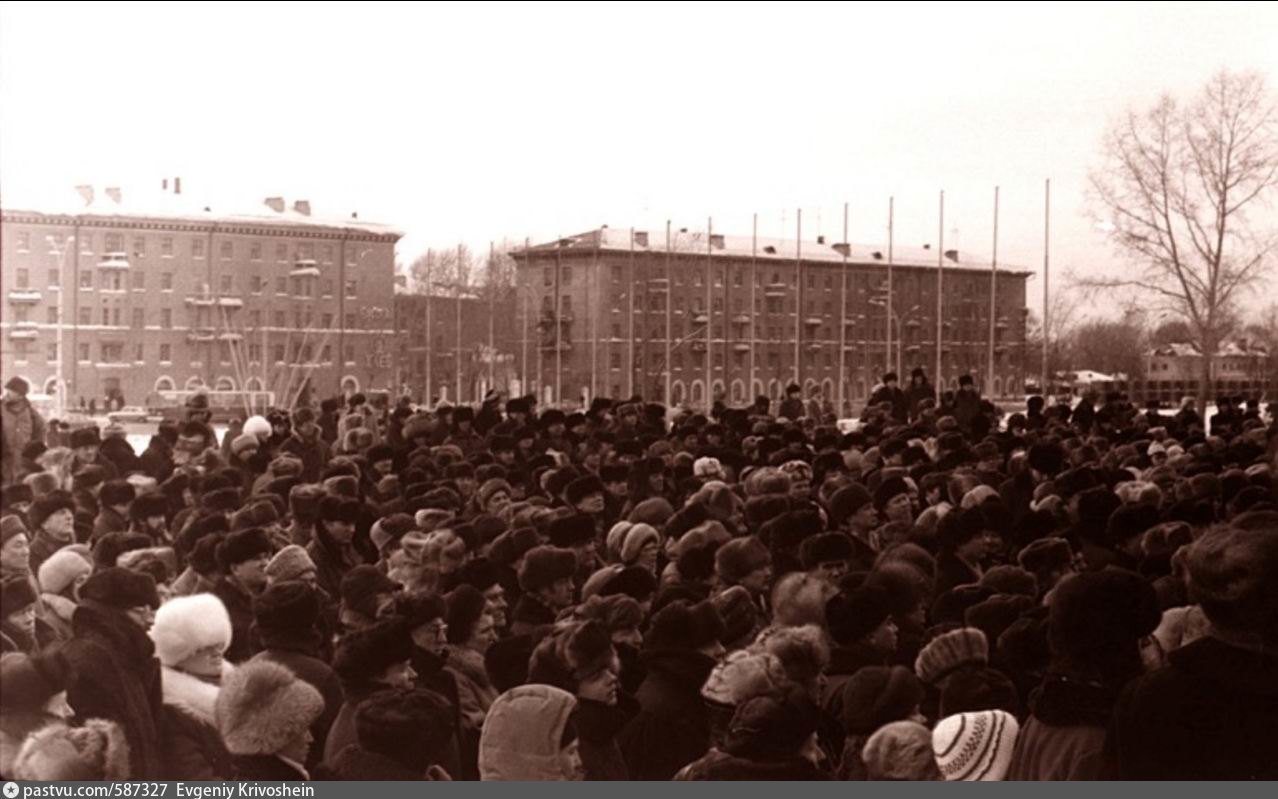 10 от 26 января 1991. Новосибирск 1991 год. Новосибирск 1991 год фото. Собрание на площади. Многолюдное собрание.