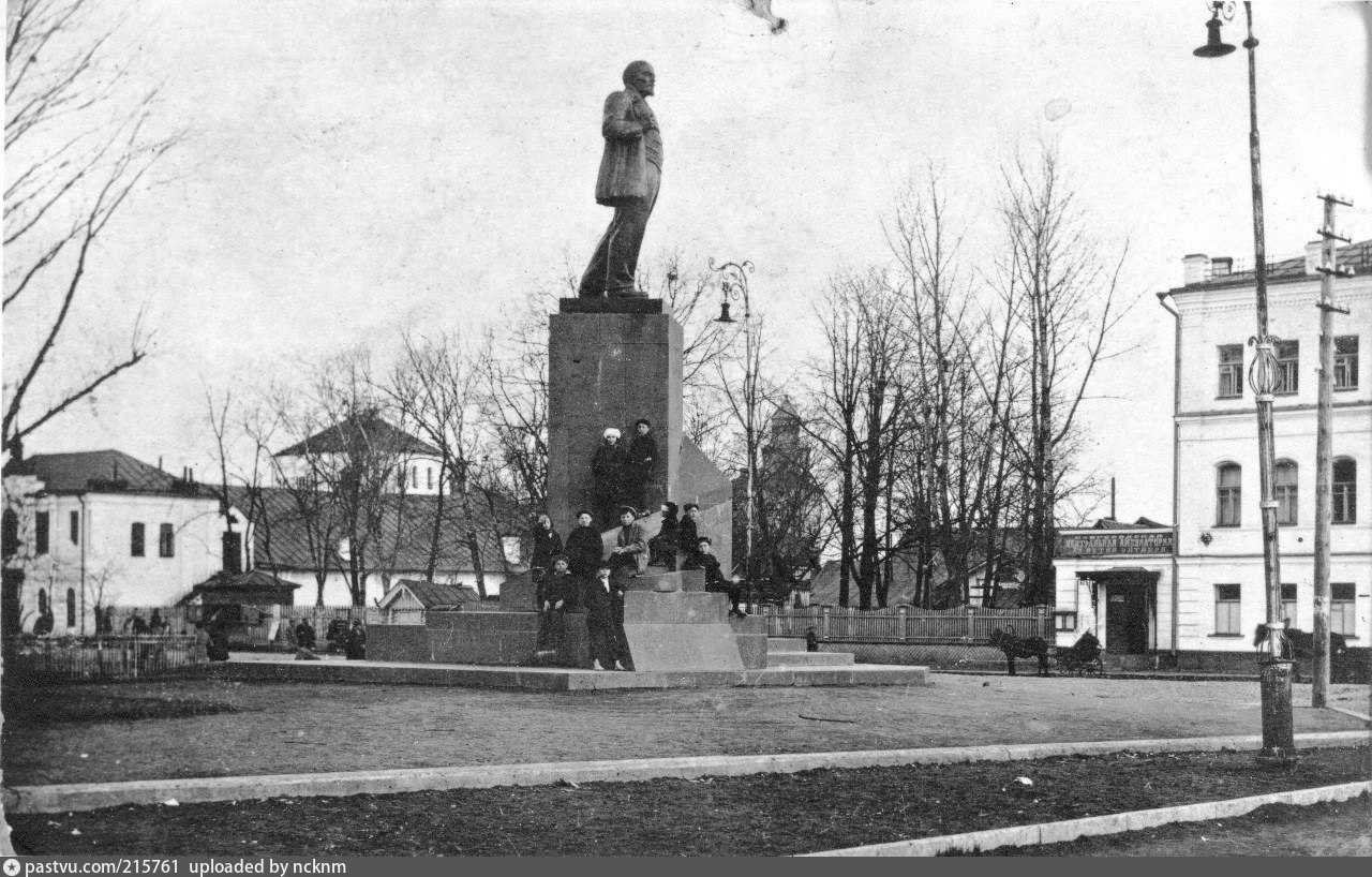 Ленин новгород. Великий Новгород памятник Ленину. Великий Новгород статуя Ленина. Великий Новгород памятник Ленину лето. Ленин в Великом Новгороде.