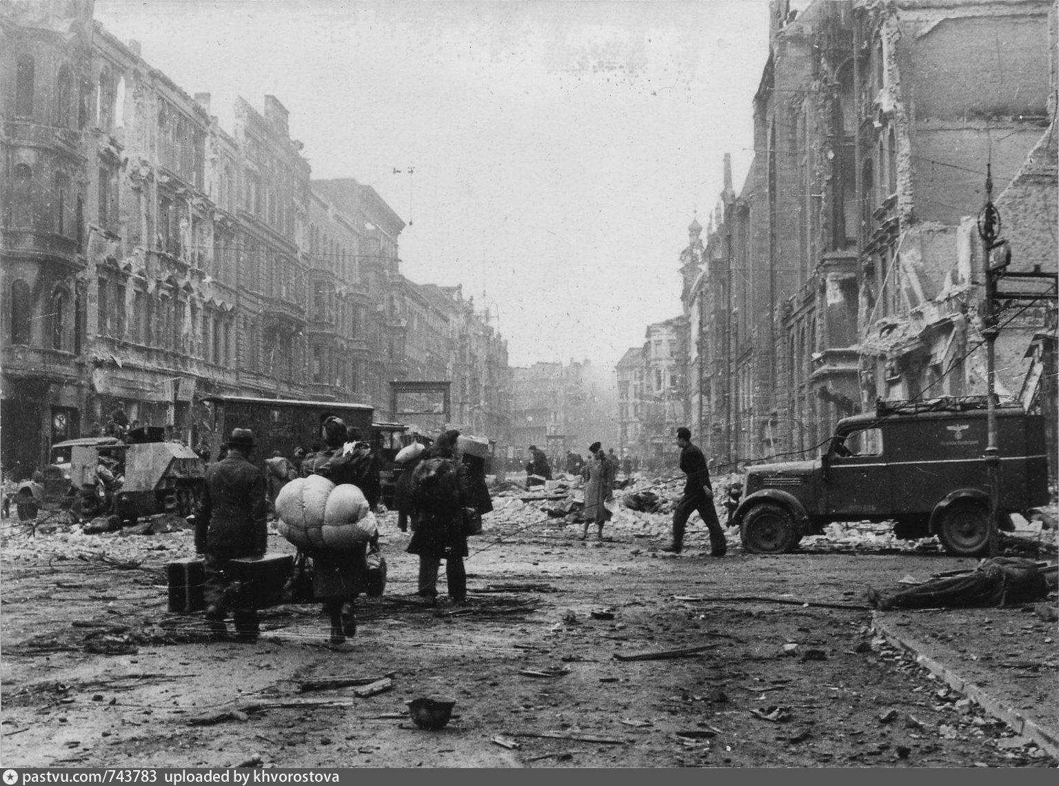 Берлин 5 мая какой год. Берлинские улицы в 1945. Берлин, май 1945. Берлин в 1945 году после войны. Фридрихштрассе Берлин 1945.