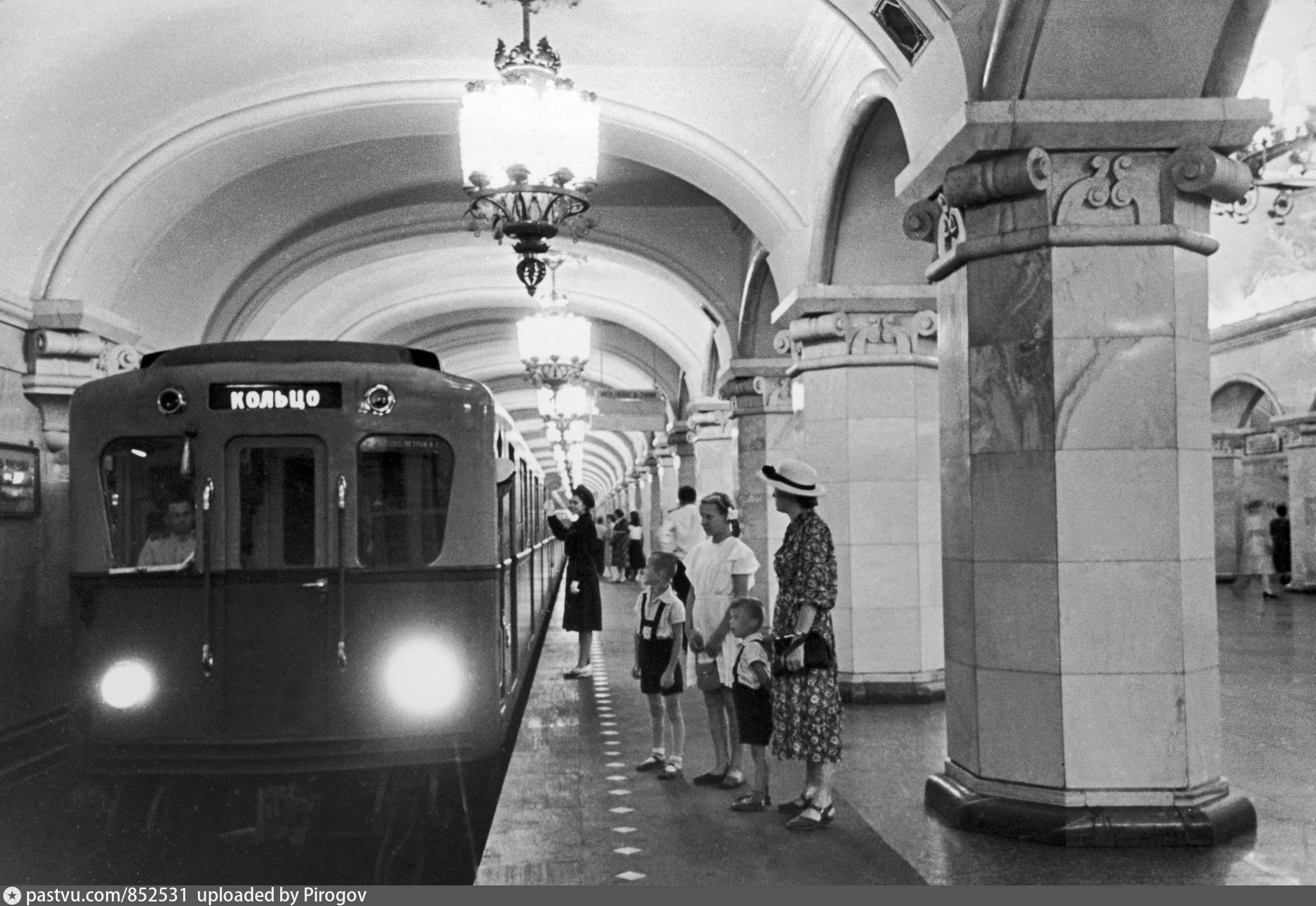 Фото метро комсомольская кольцевая