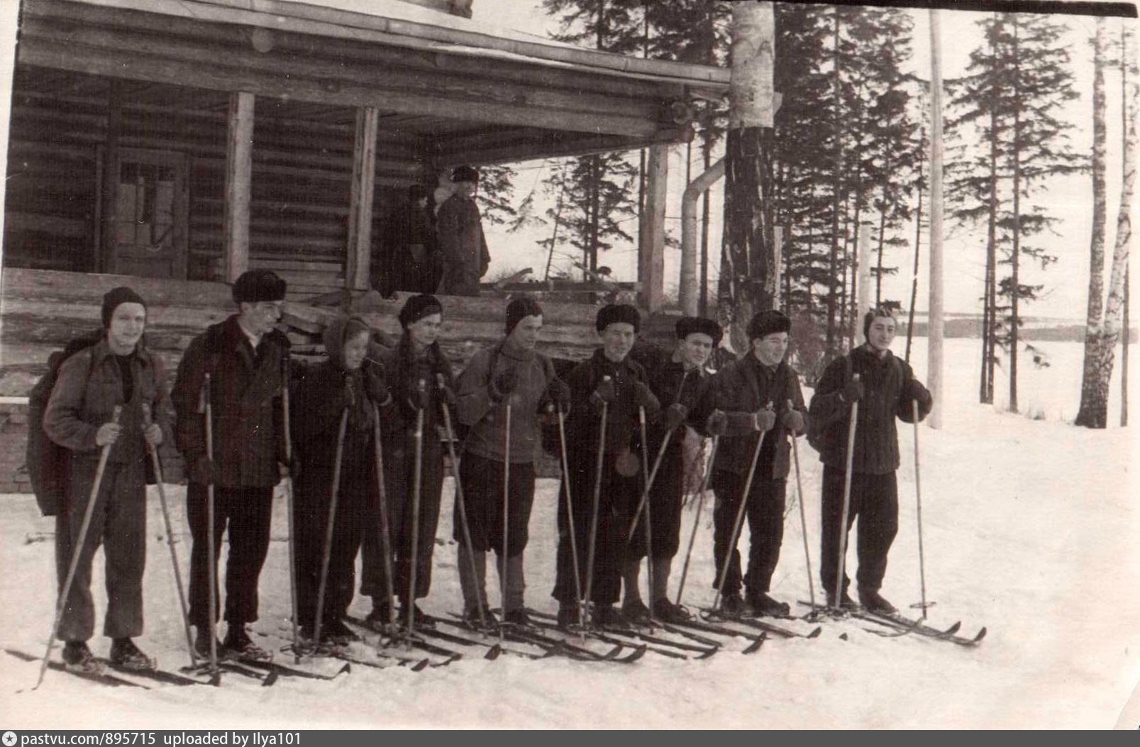Лыжники были в походе 7 дней. Группа лыжников у вокзала Рощино исторические фото.