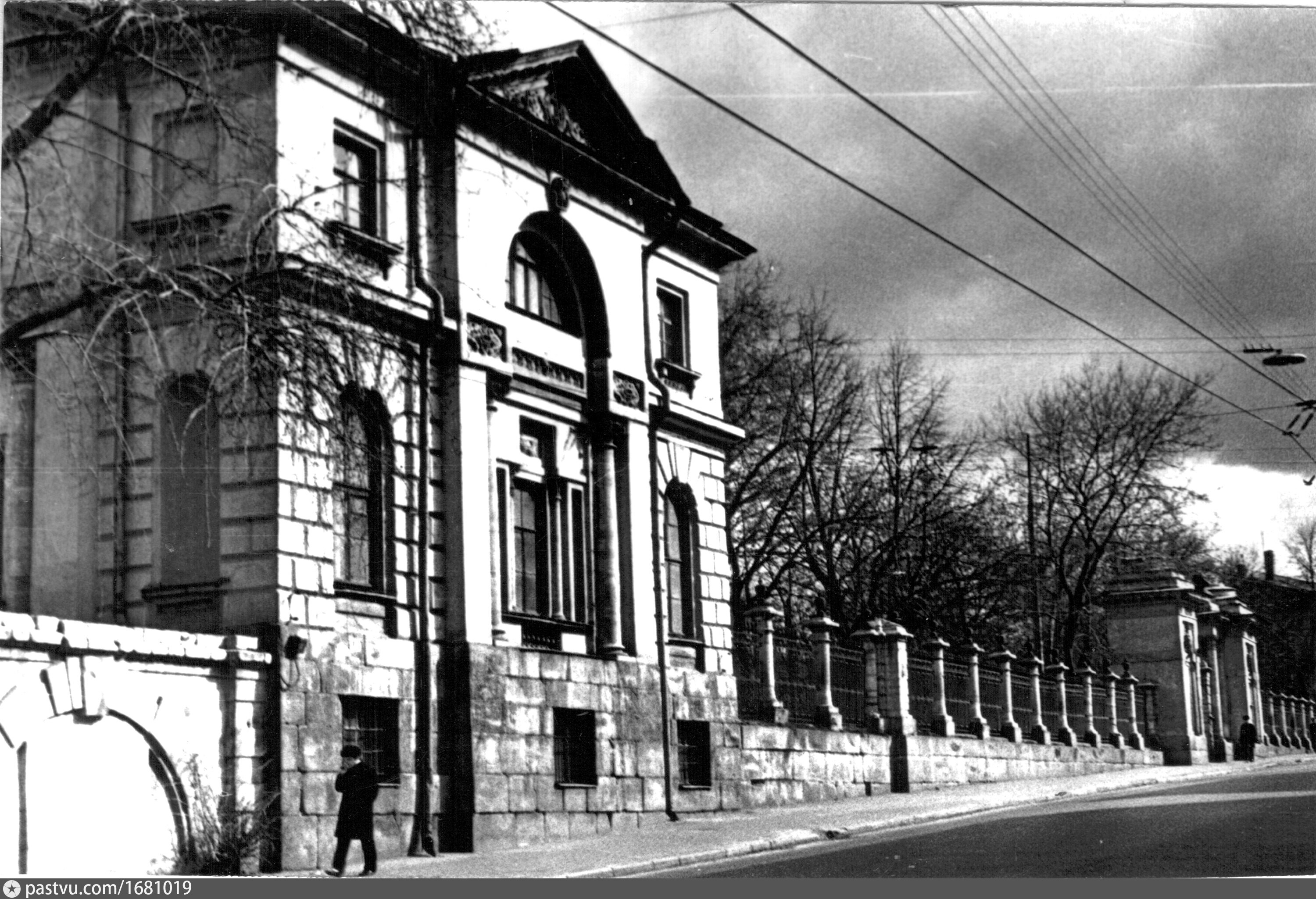 Яузский бул 12 москва. Яузская больница. Yauza Яузский бул. Яузская больница захоронения. Особняк Филипповых Яузский бульвар.