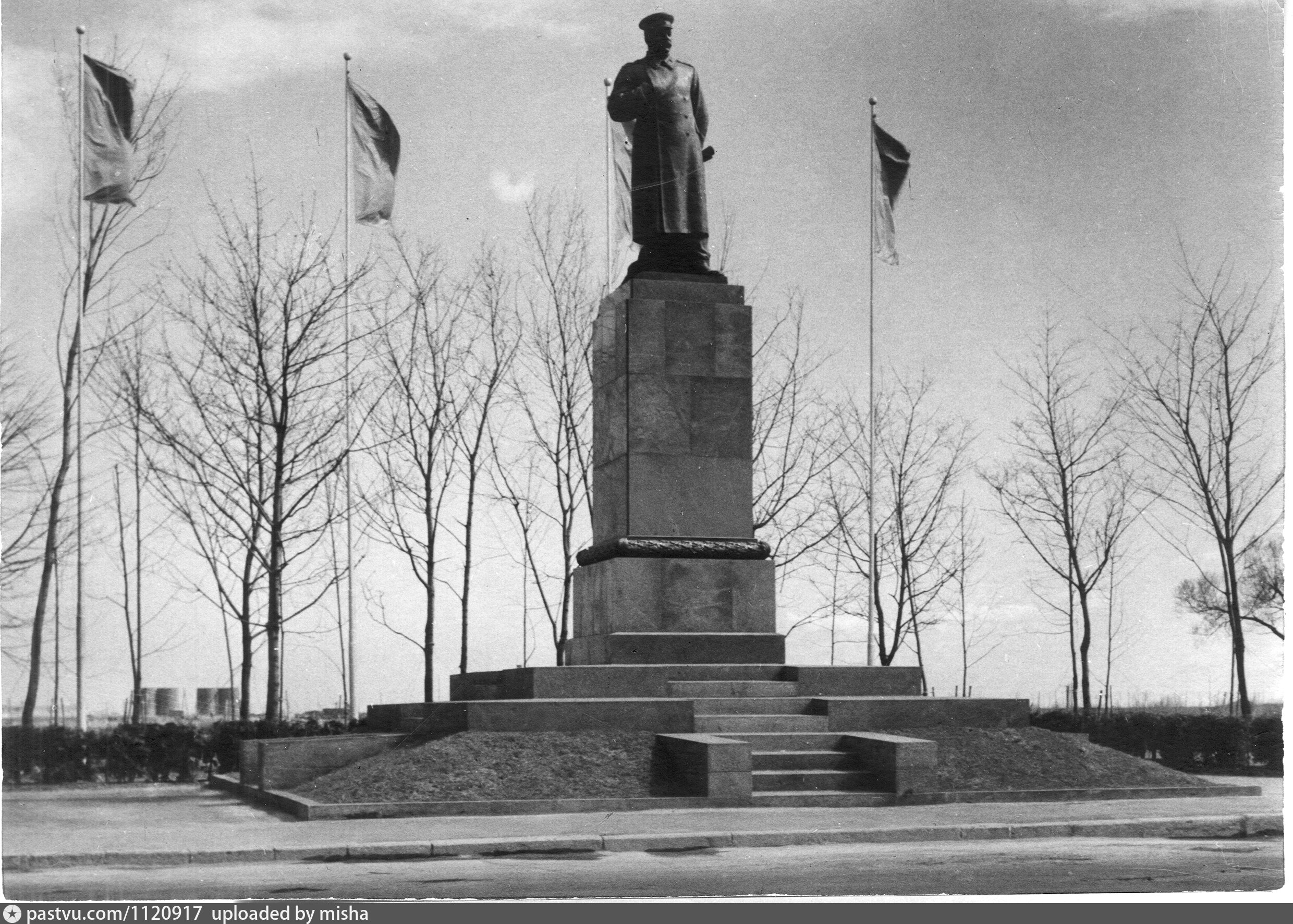 Памятник сталину у балтийского вокзала