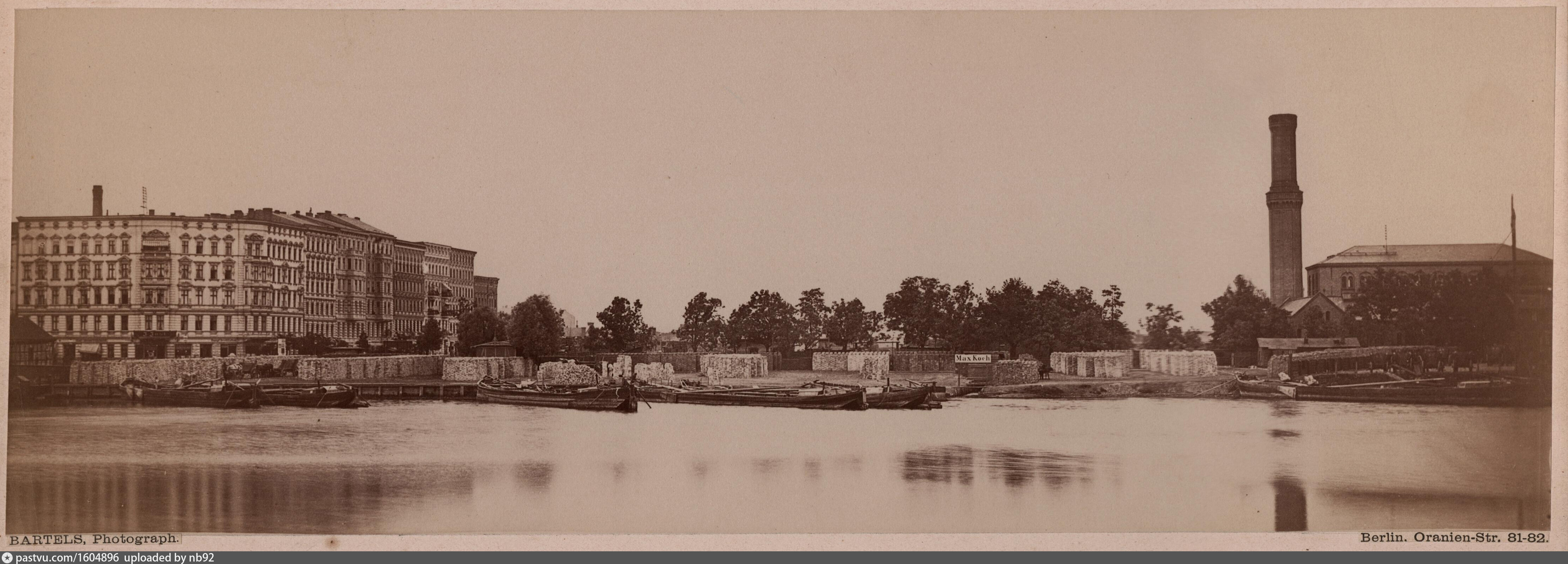 Blick über die Spree auf die Straße vor dem Stralauer Tor
