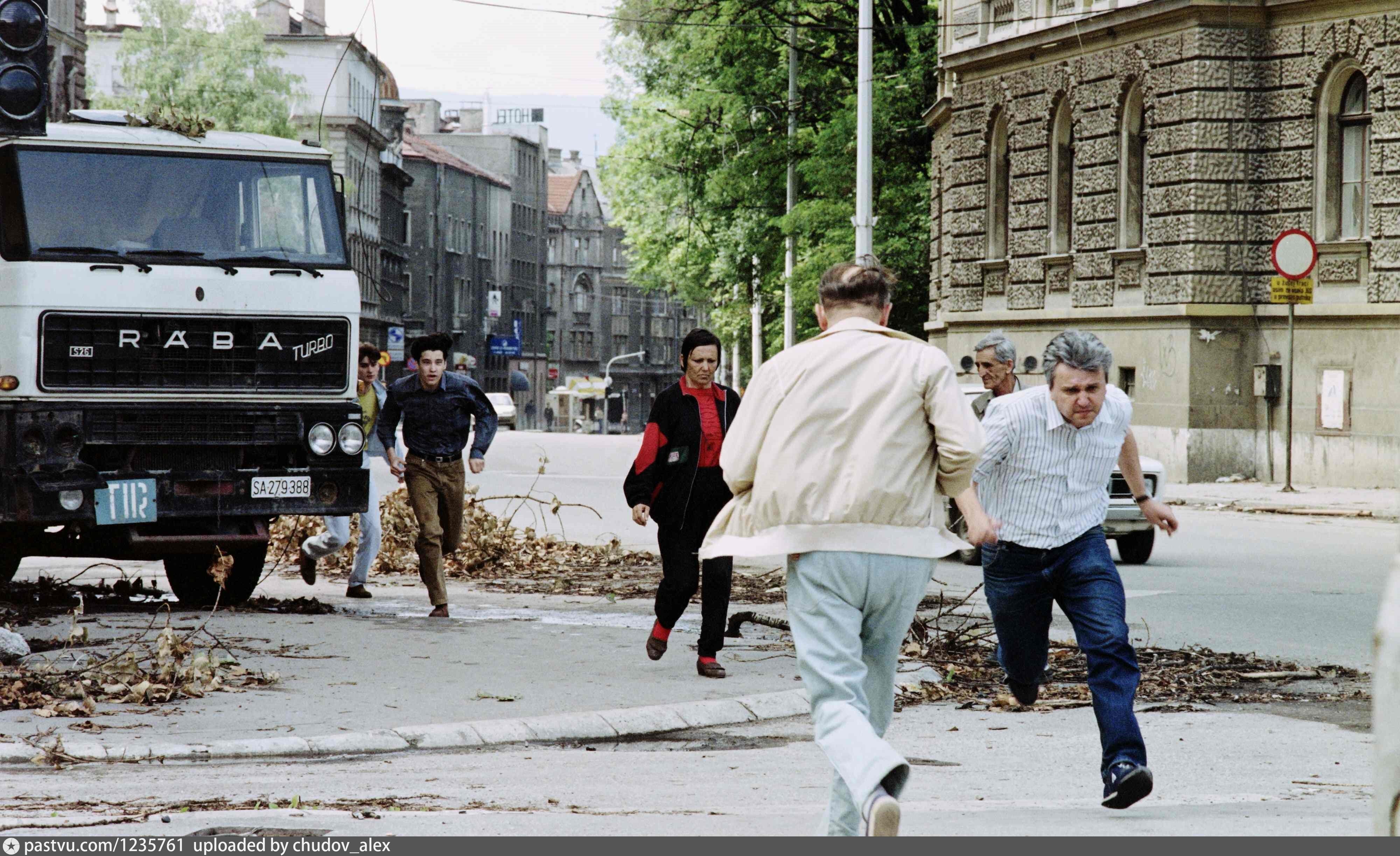 ...сербских нерегулярных формирований на улицах боснийской столицы 12 июля ...