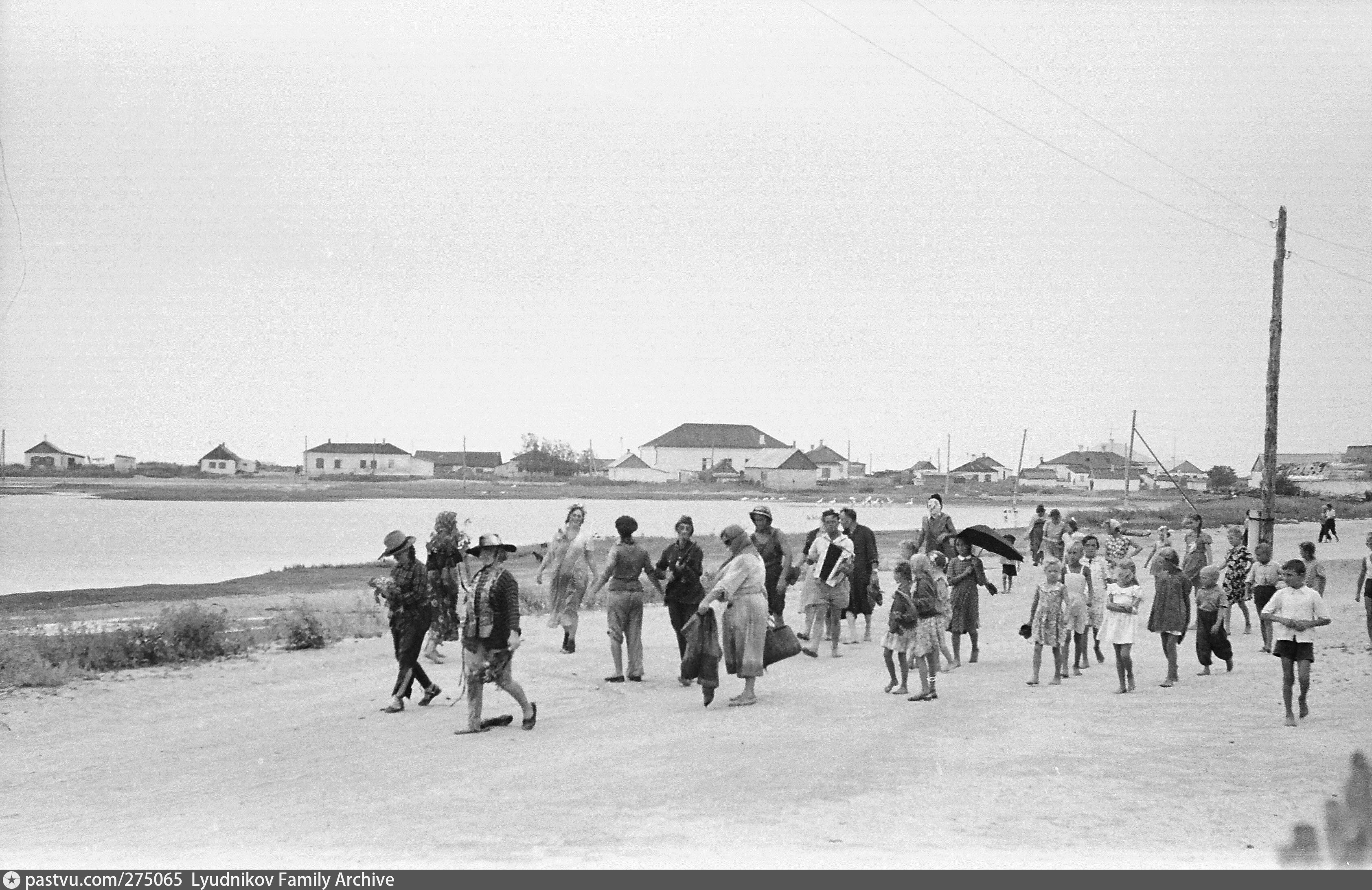 Погода в стрелке. Портовый город фильм 1948. Портовый город 1960. Село Ряженое старые фото. Кинделинский Сплавной участок в 1960-1963гг..