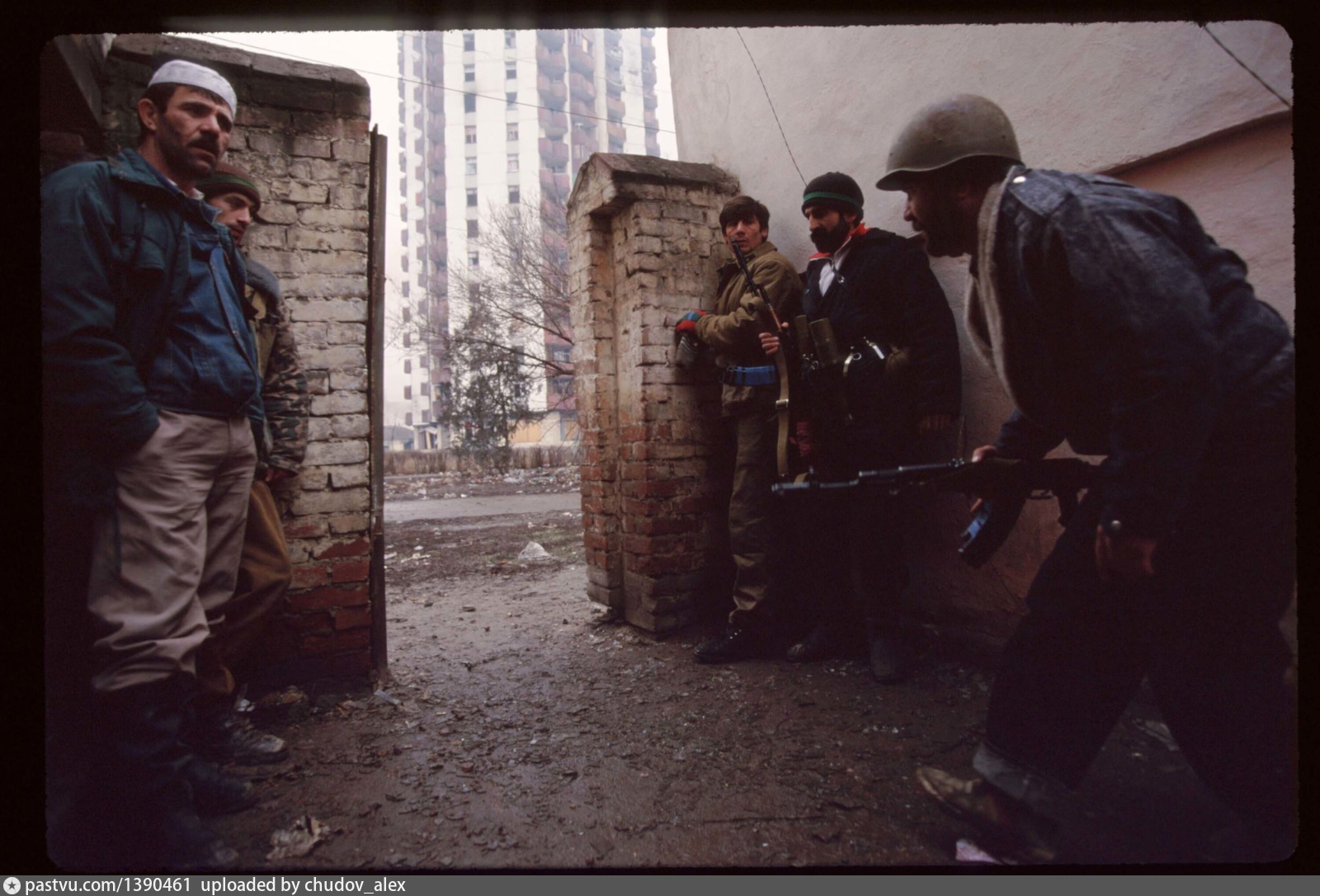 Чечня в январе. Чеченские боевики терористыв Грозном 1995. Боевики в Грозном январь 1995. Боевики лето Грозный 1995. Чеченская мясорубка 1994.