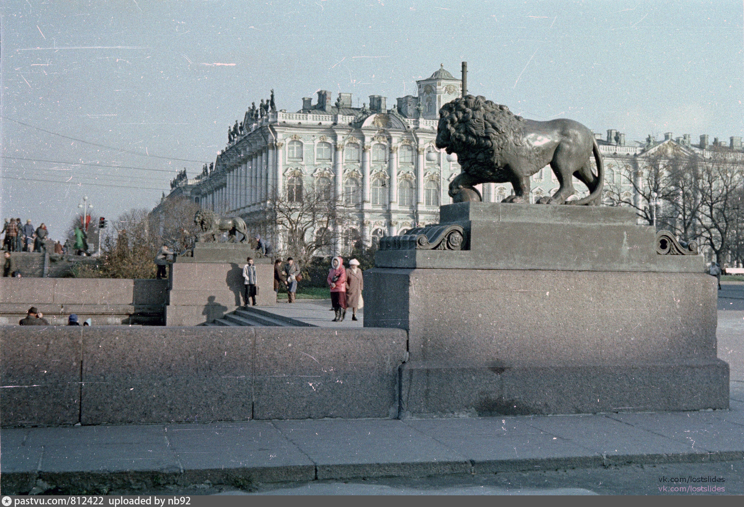 Львы на Адмиралтейской набережной в Санкт-Петербурге