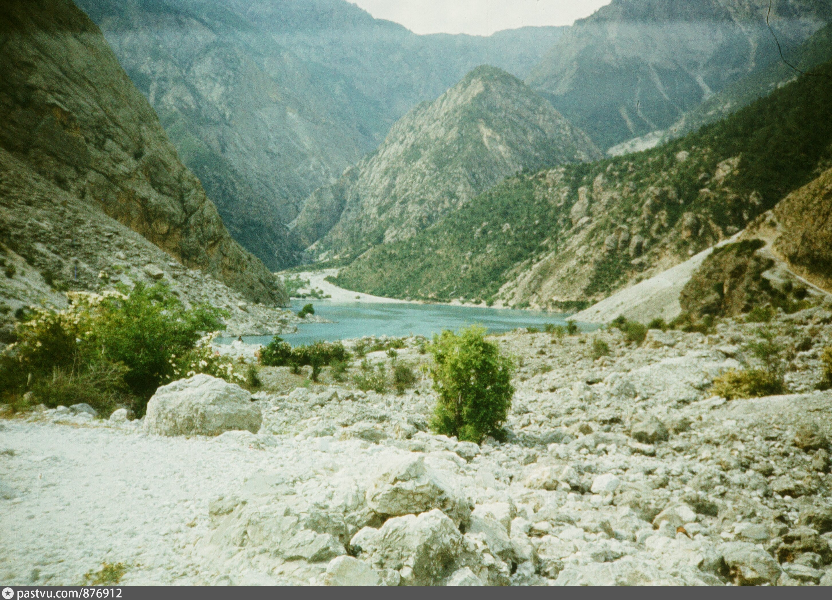 Шахимардан голубое озеро
