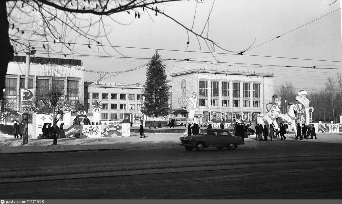 Первая комсомольск. Комсомольск на Амуре 1975 год. Парк ЗЛК В Комсомольске на Амуре. ДК Судостроитель Комсомольск-на-Амуре.