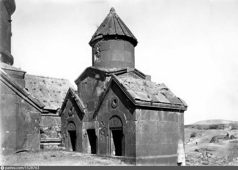 Horomos manastırı. վանքում գտնվող իշխանական կրկնահարկ մատուռտապանատունը