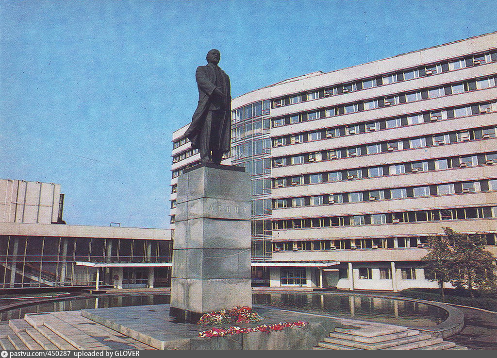 Площадь ленина оренбург. Памятник Ленину (Оренбург, сквер Ленина). Оренбург памятник Ленину на площади Ленина. Оренбург памятник Ленан. Памятник Ленину Оренбург дом советов.