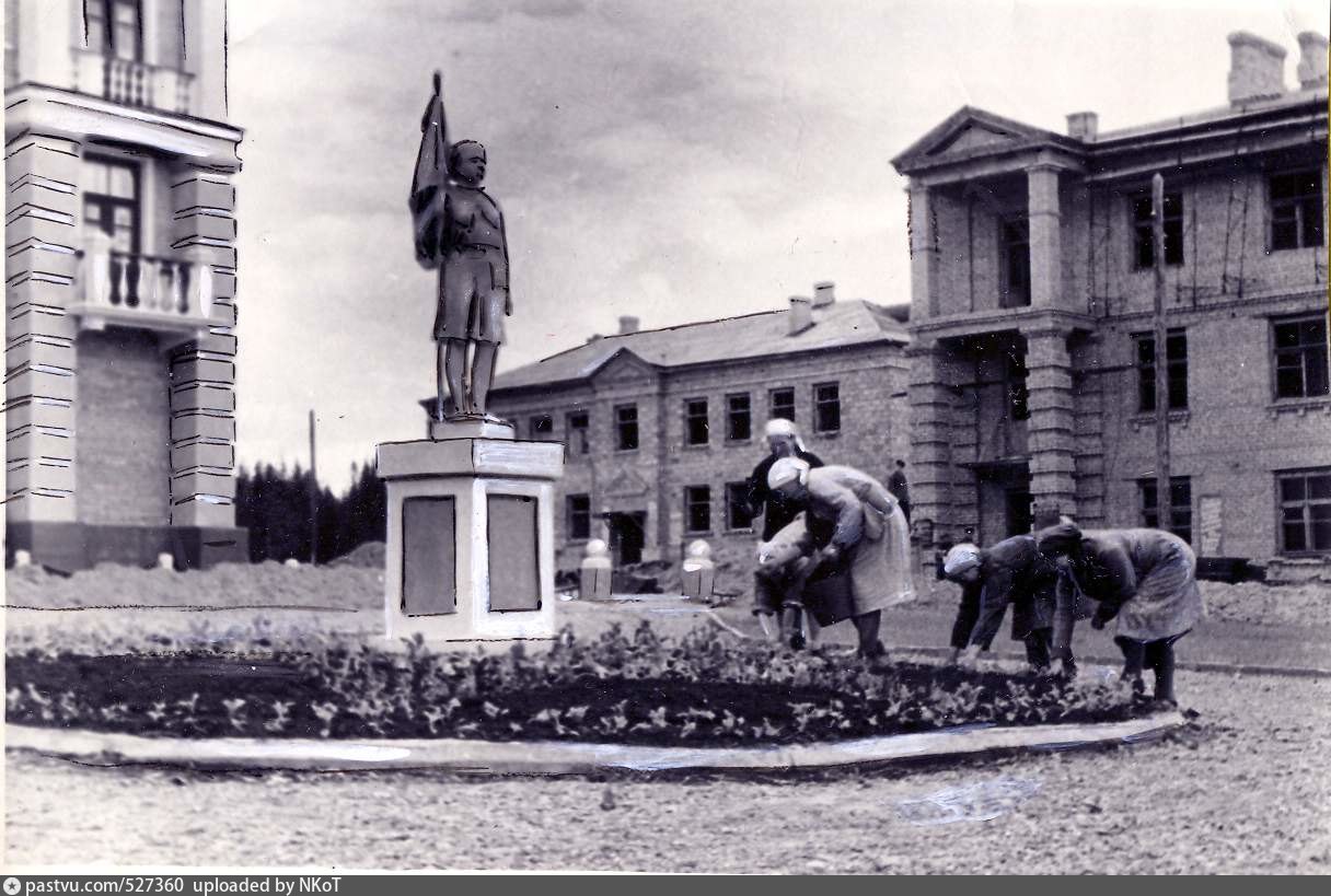 Города пятилетки. Памятник Миндовскому Березники. Памятники города Березники меиндовский. Город Березники памятники Миндовскому. Сквер Первостроителей Березники.