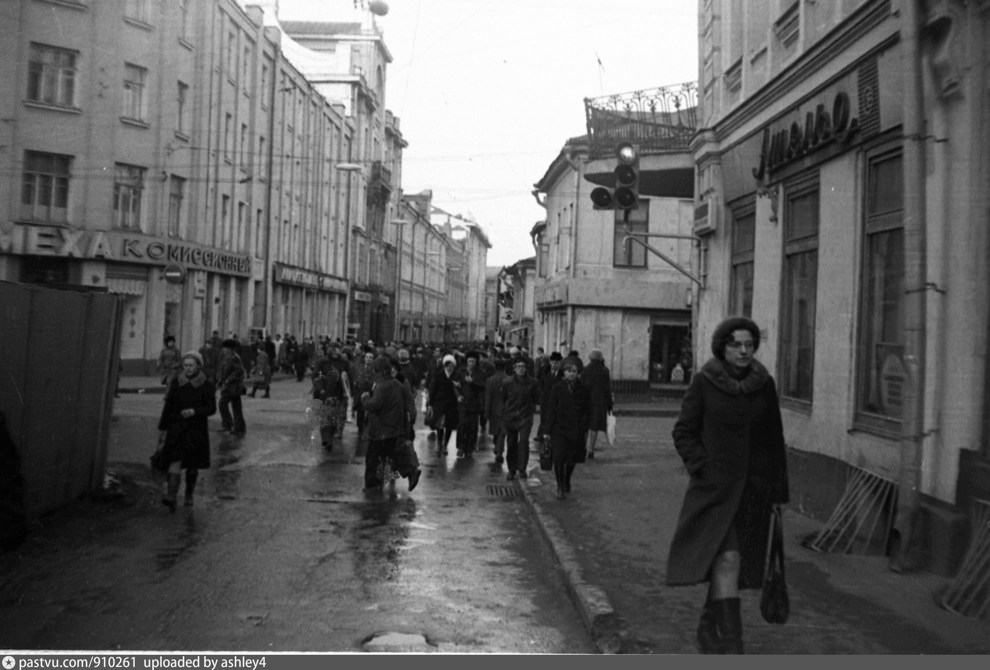 1989 й год. Столешников переулок в 90-е. Столешников переулок Москва 1972 год. Букинист в Столешниковом переулке. Столешников 90е.