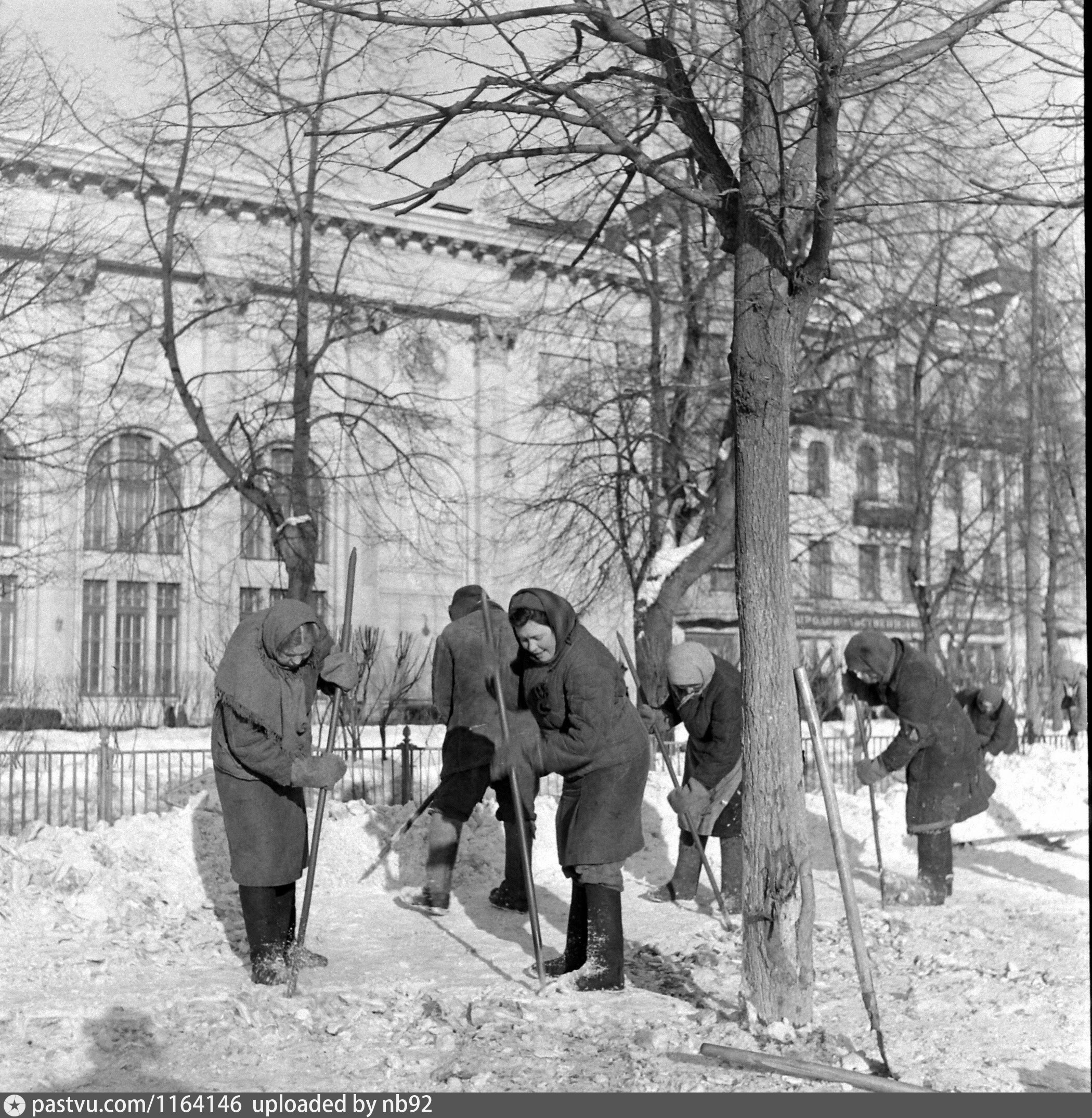 Зима в ссср. Зима в Советском Союзе. Дворники в Советском Союзе. Уборка территории в СССР. Субботник в СССР зимой.